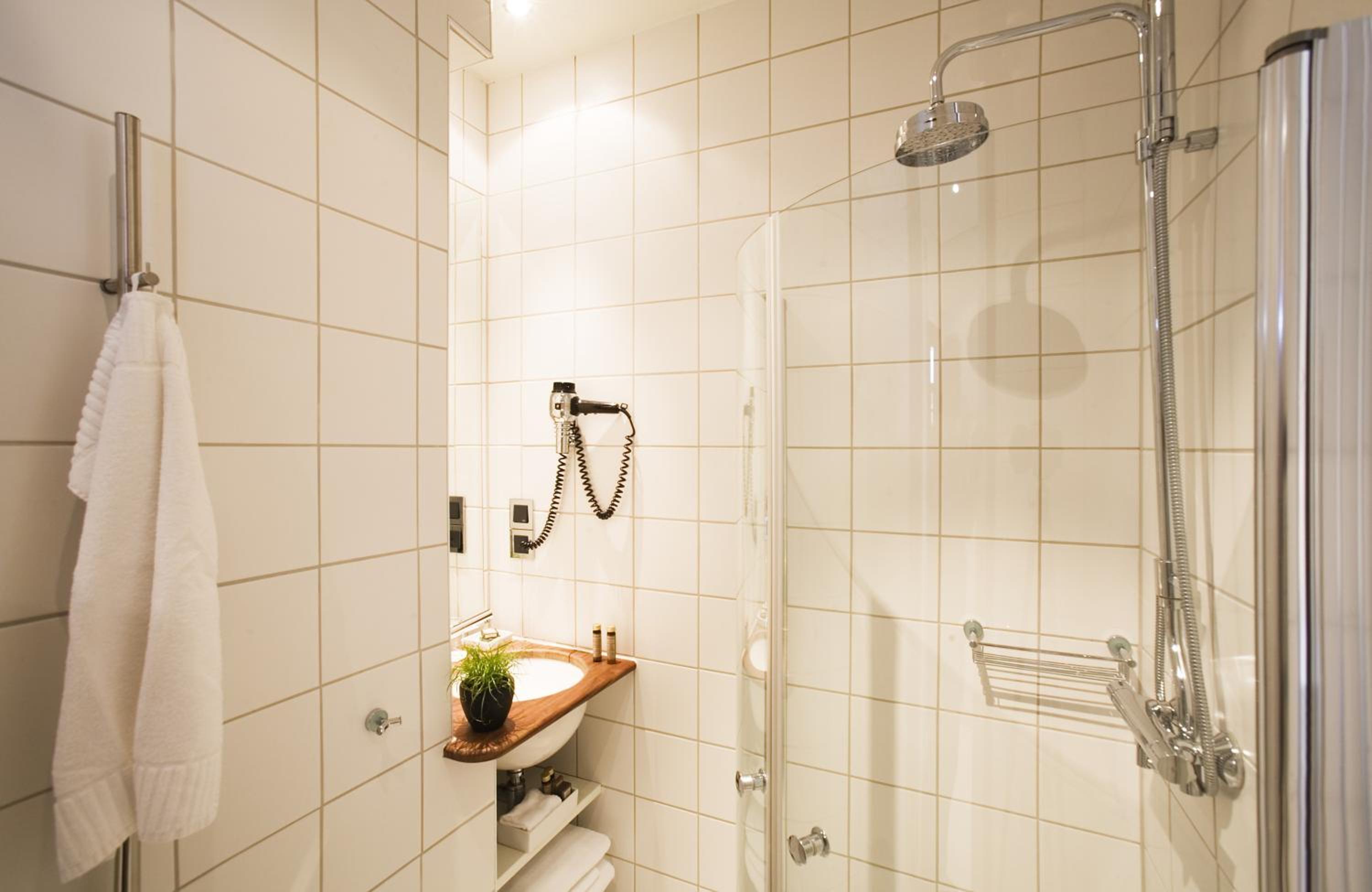 Standard Twin Room - Photo 6