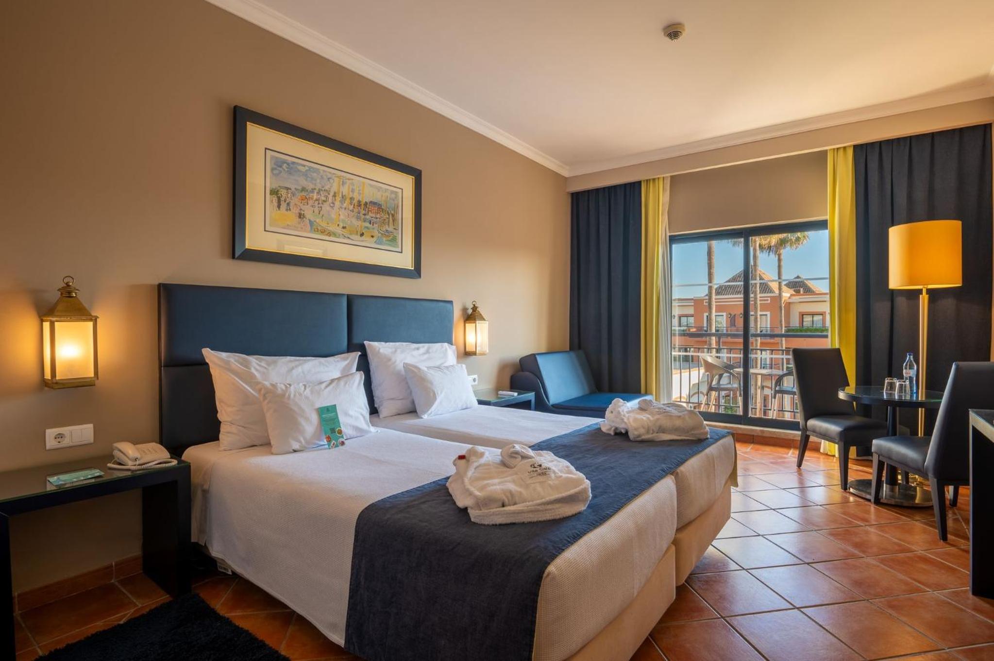 Superior Twin Room thumbnail 5
