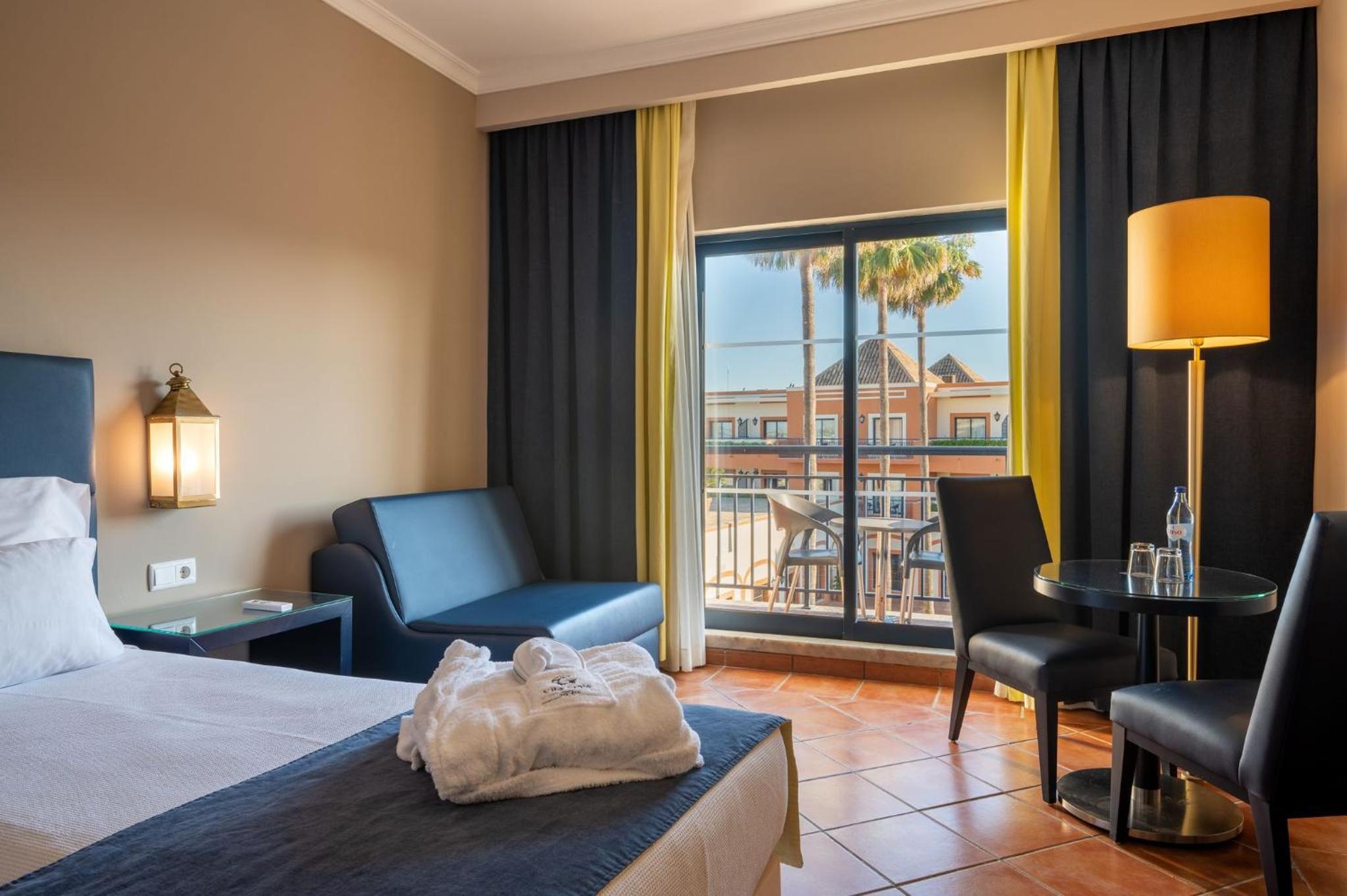 Superior Twin Room thumbnail 6