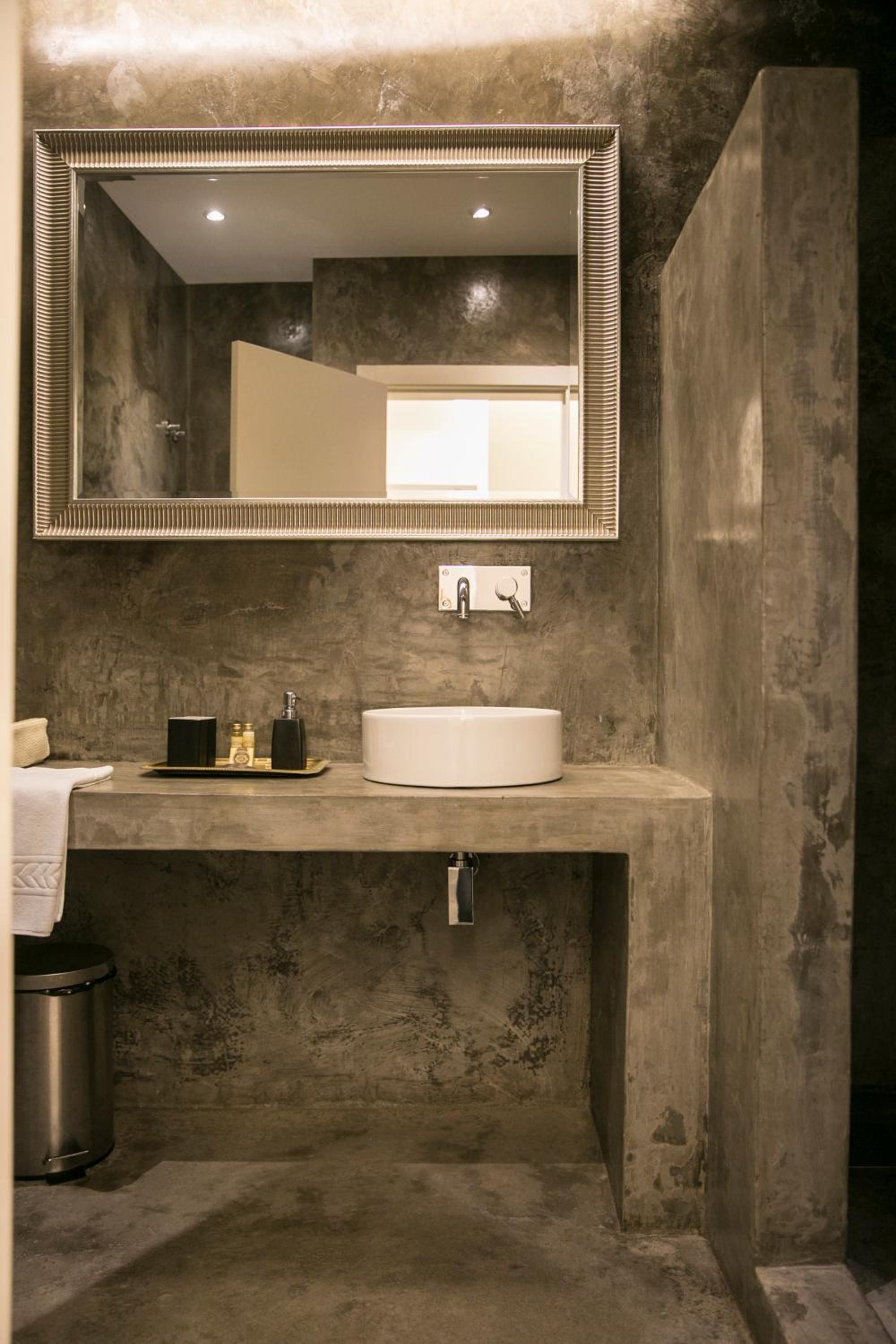 Deluxe One-Bedroom Apartment with Private Garden photo 2