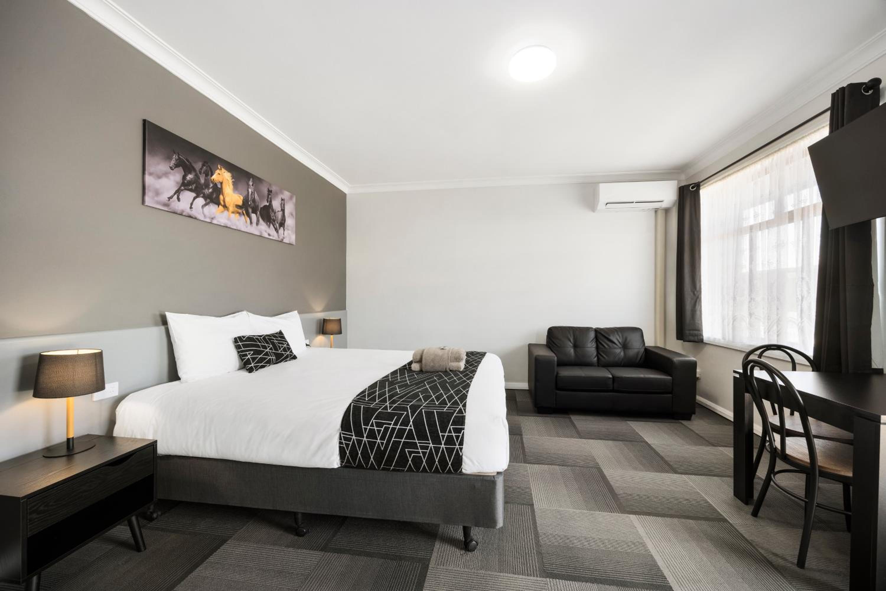 Deluxe King Room - Photo 3