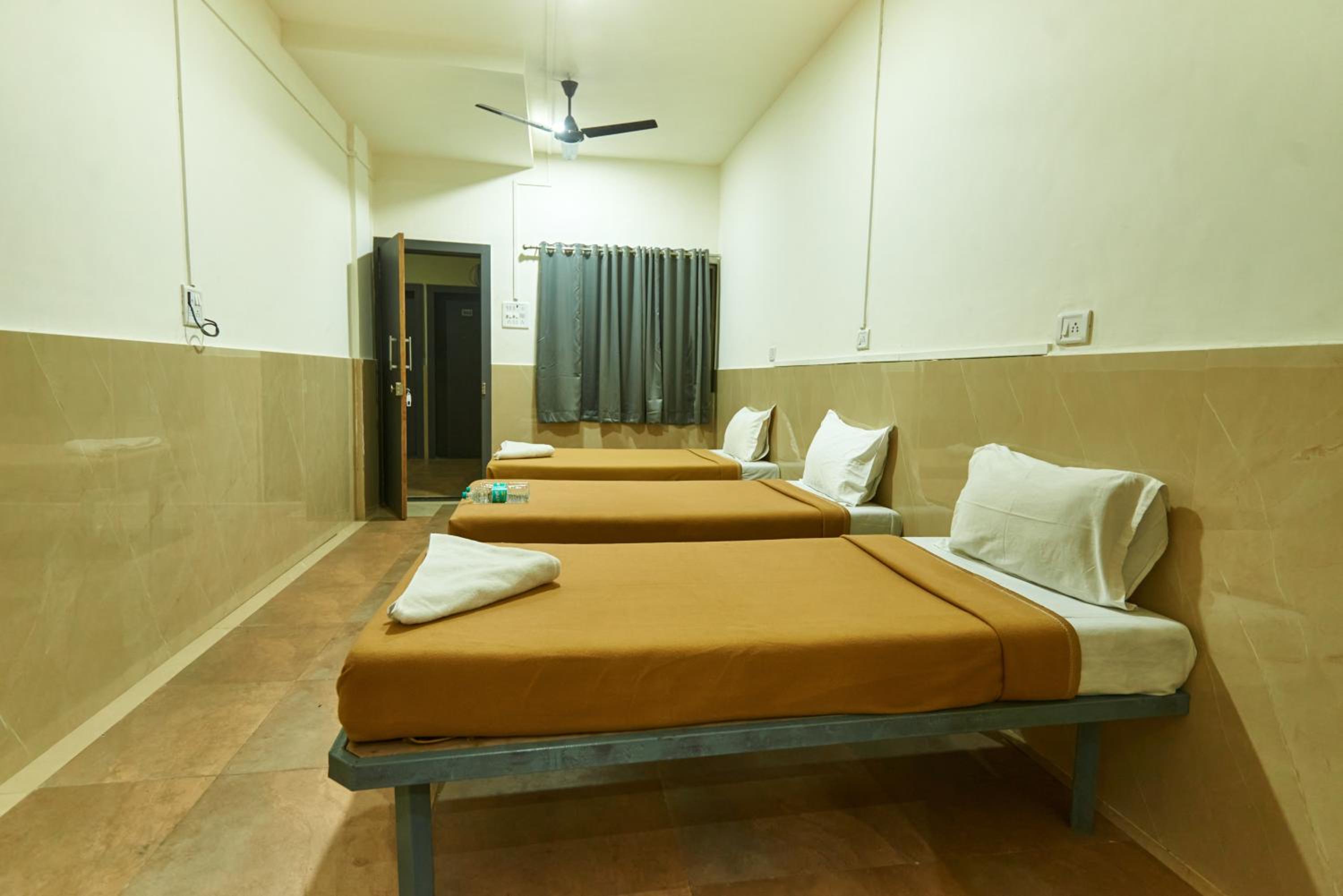 Basic Triple Room photo 3