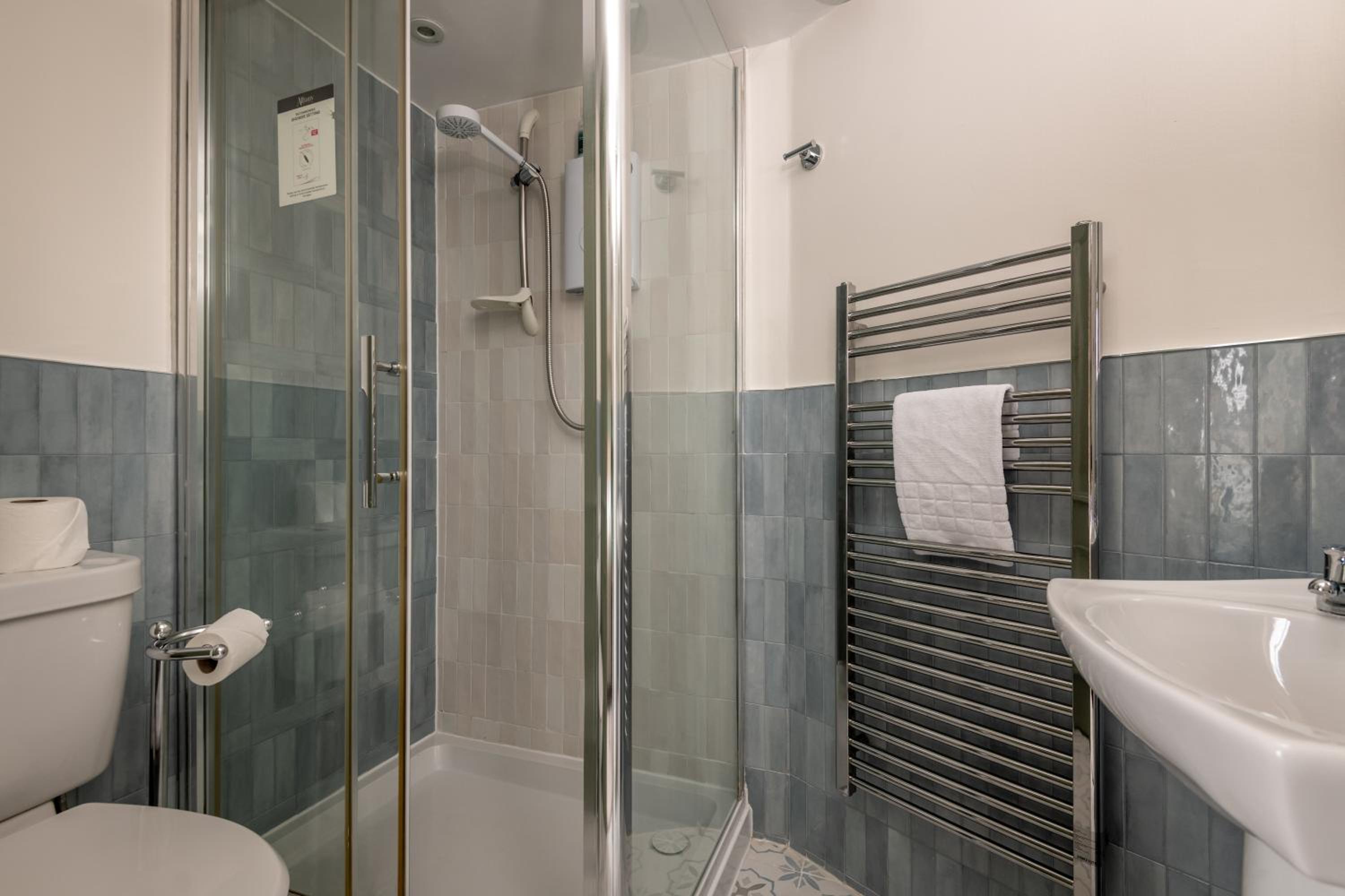 Standard Double or Twin Room - Photo 5