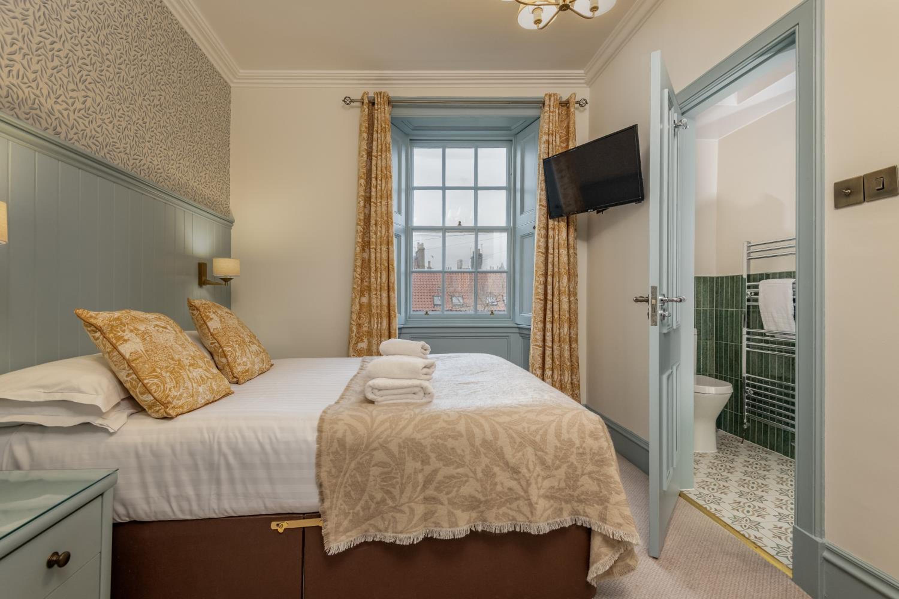 Standard Double or Twin Room - Photo 8