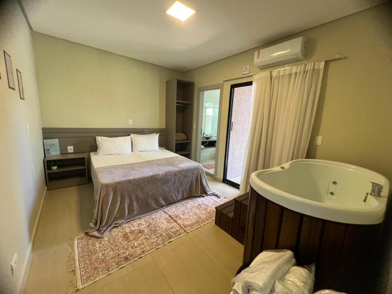 Deluxe Suite with Spa Bath photo 3