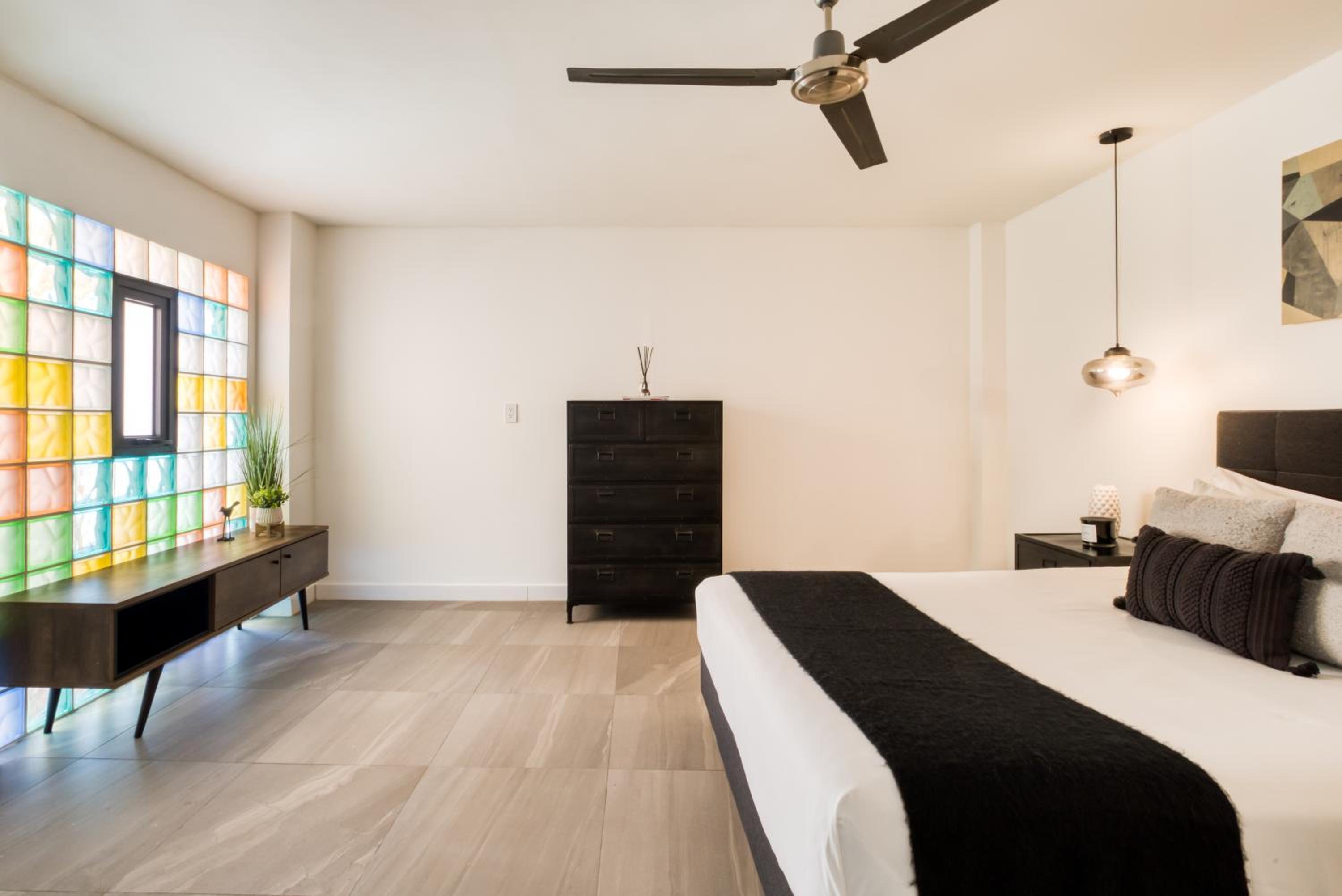 1 Queen Bed, 1 Bedroom Apartment, Larger Room