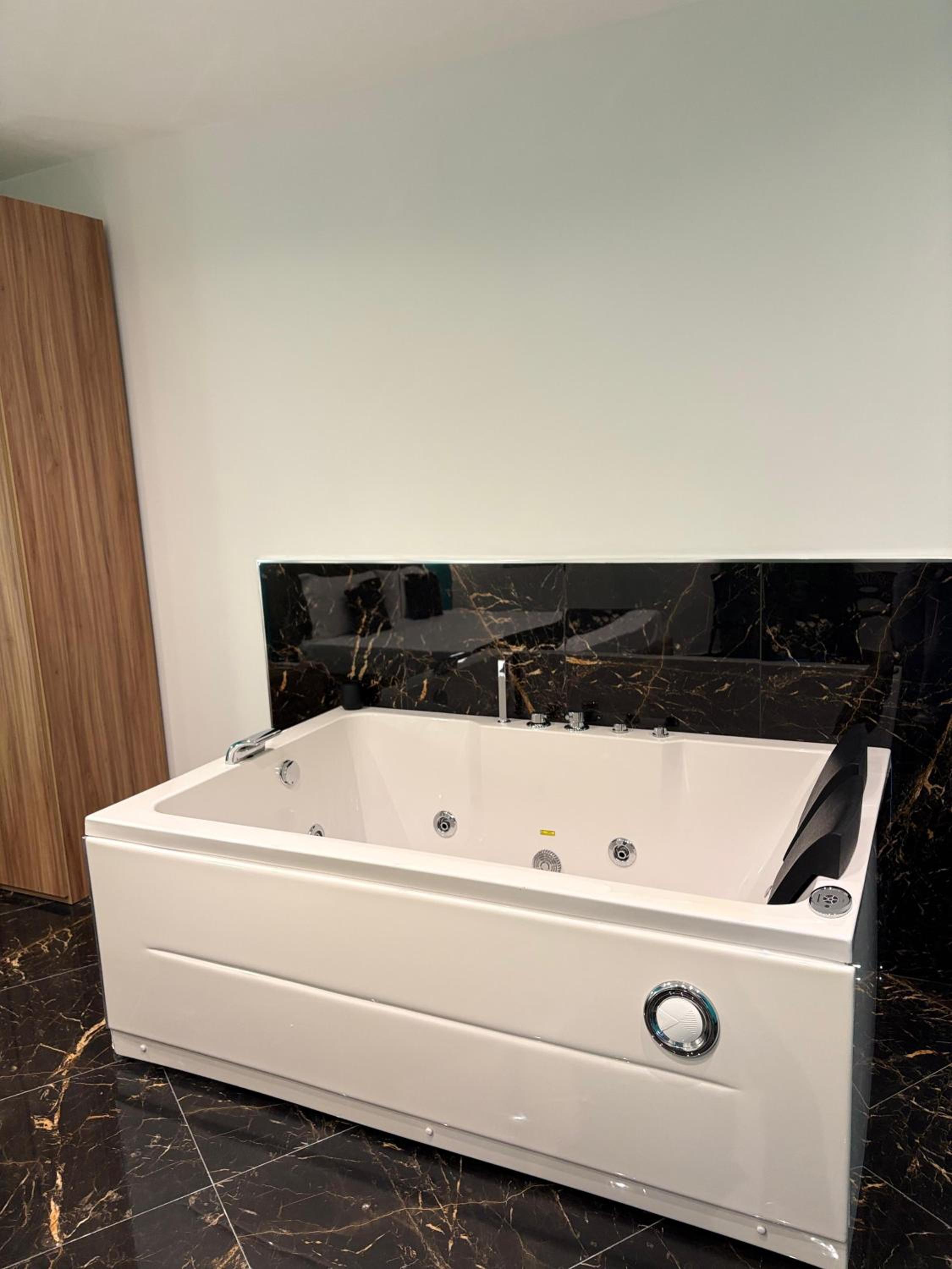 Deluxe Suite with Spa Bath