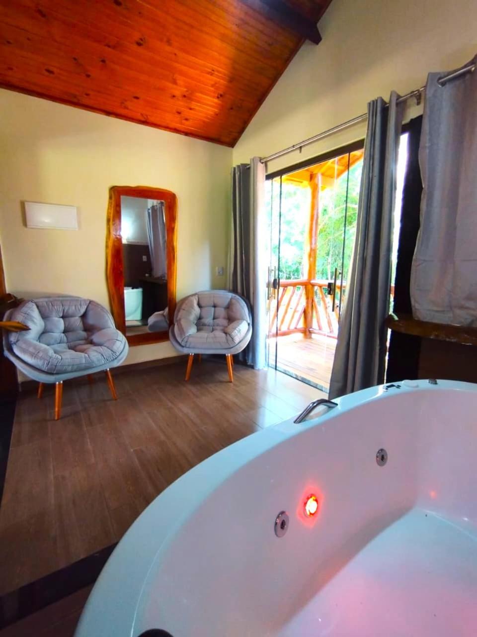 Queen Suite with Spa Bath photo 2