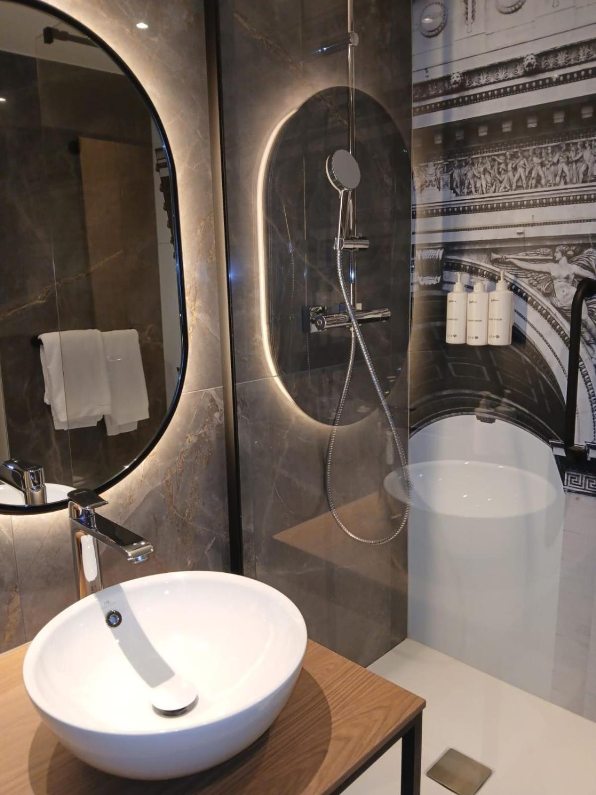Standard King Room - Photo 6