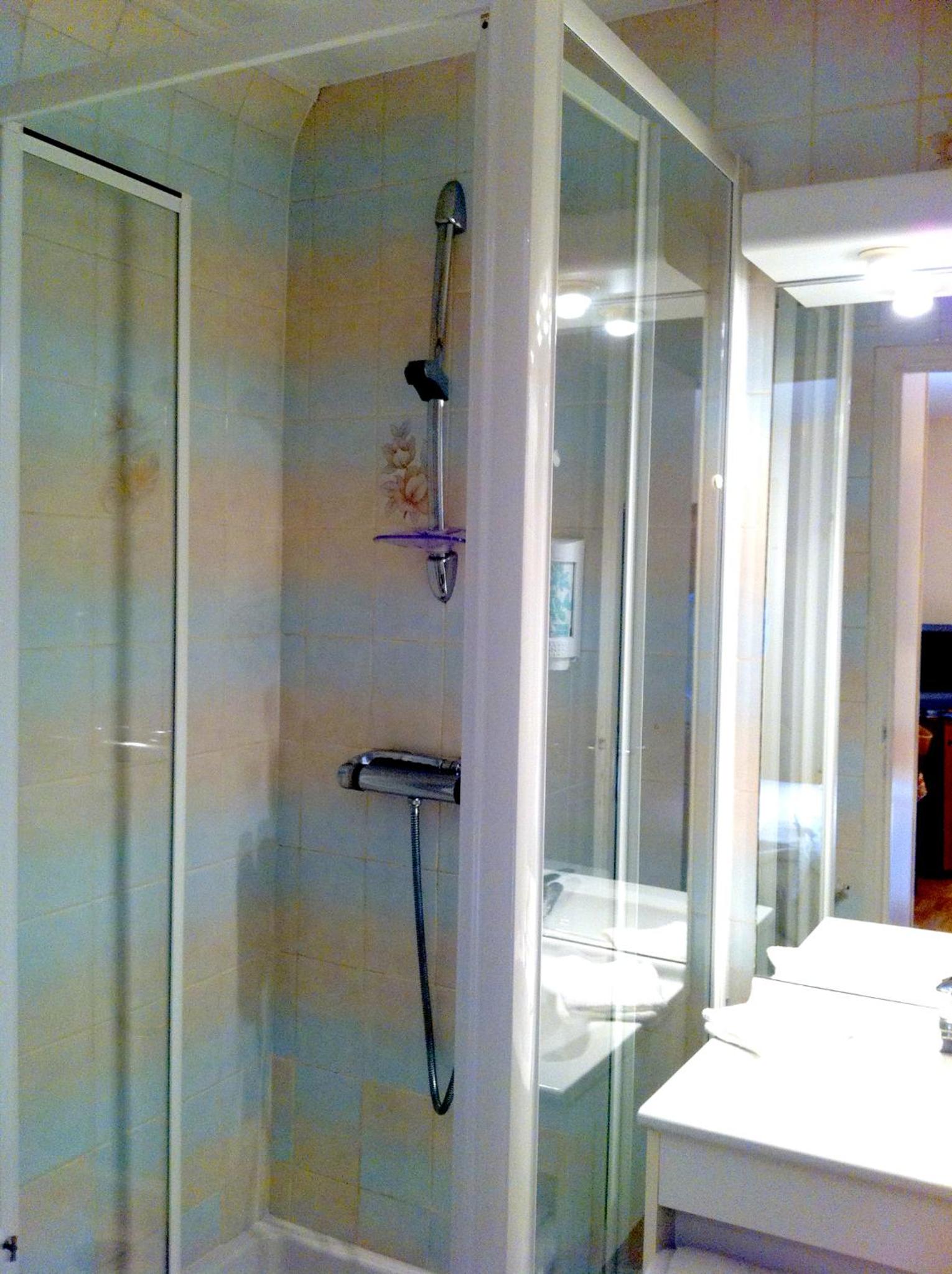 Standard Double Room - Photo 4
