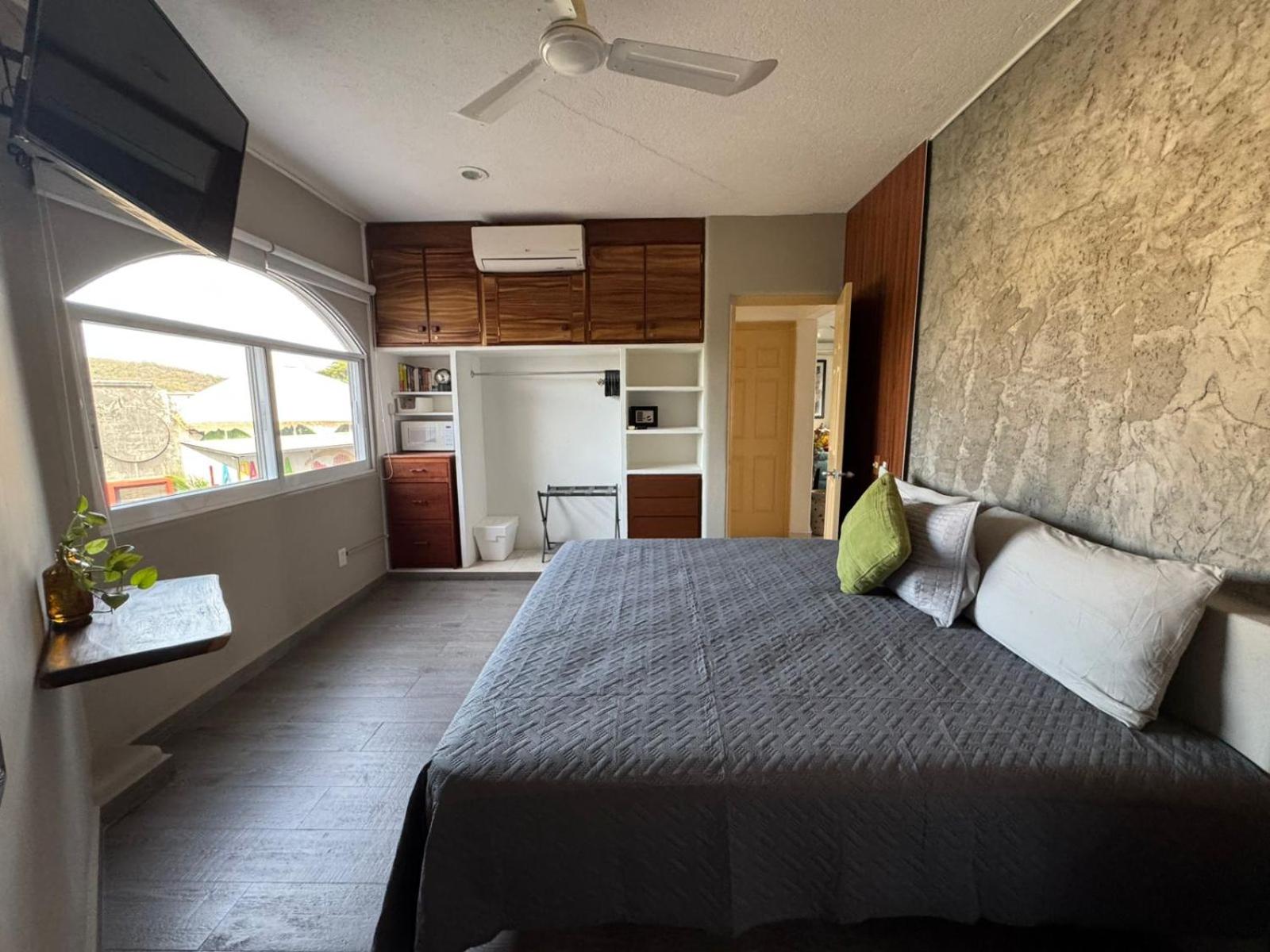 Standard King Room photo 1