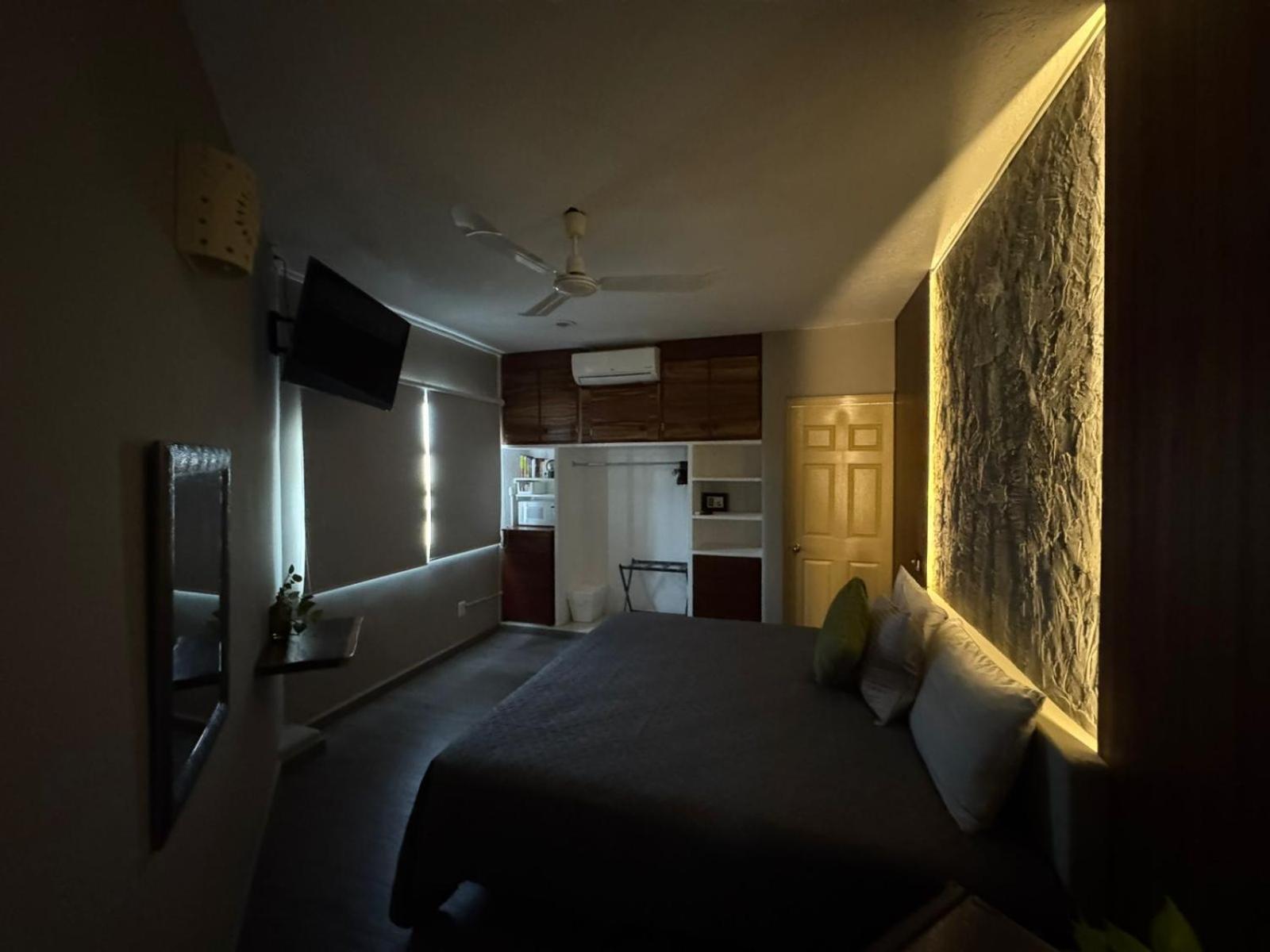 Standard King Room photo 3