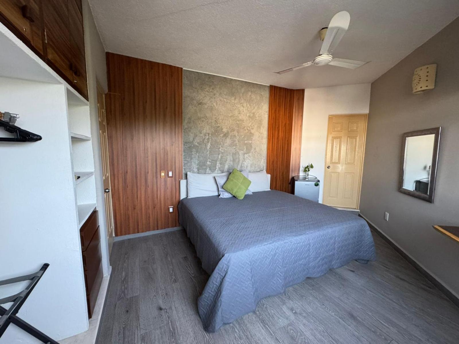 Standard King Room photo 2