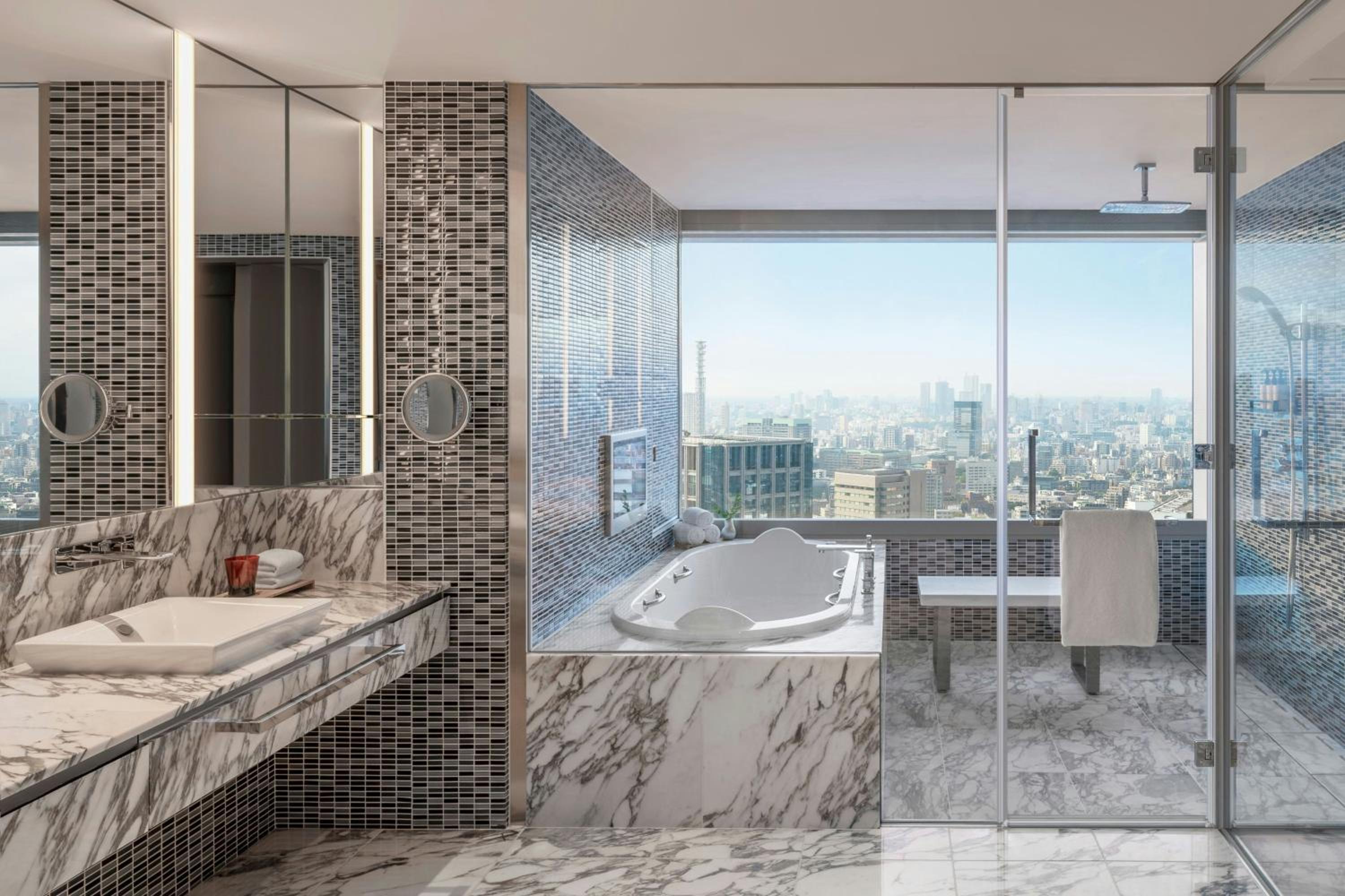 One-Bedroom Designer's King Suite with Club Lounge Access photo 3