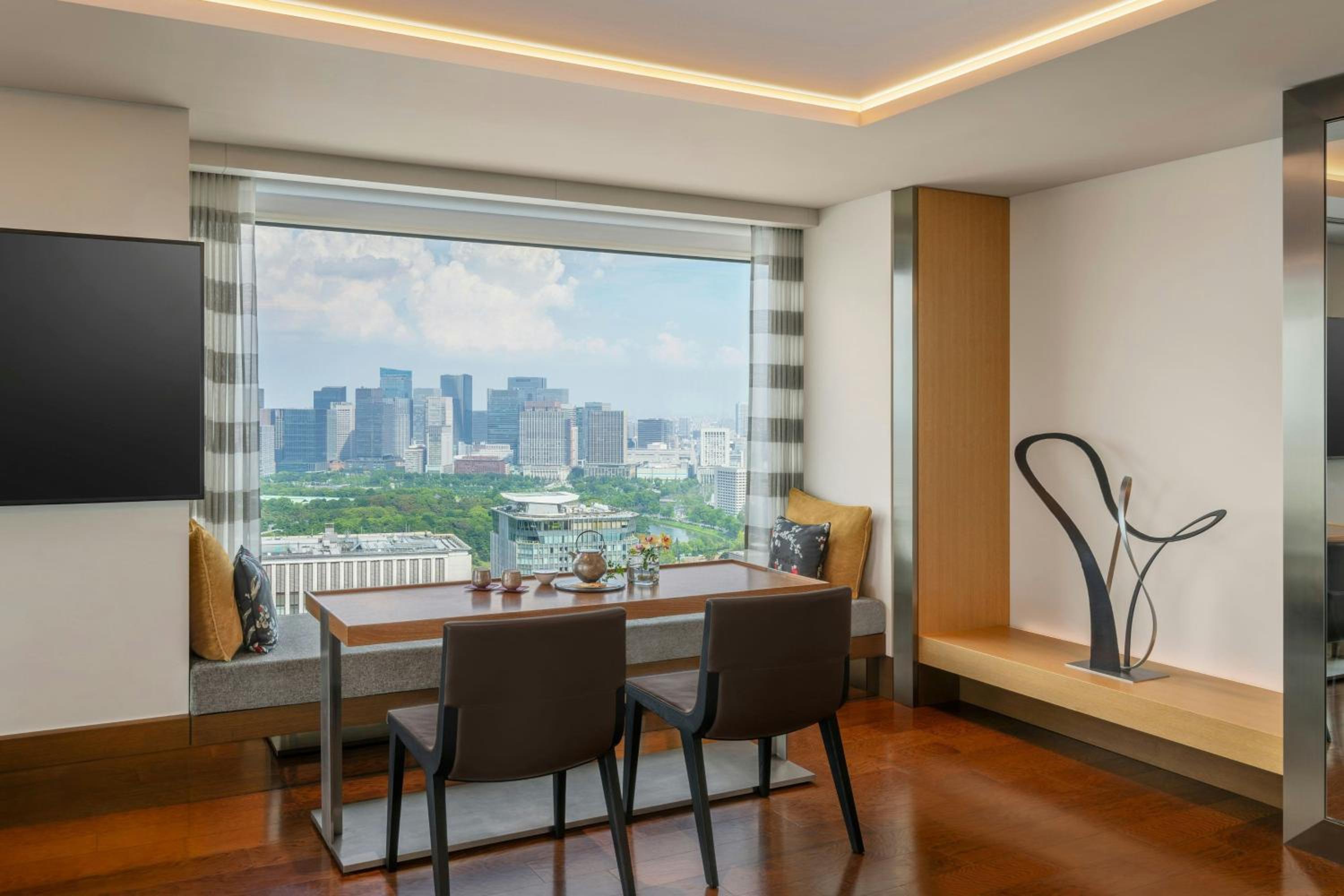 One-Bedroom Designer's King Suite with Club Lounge Access photo 2