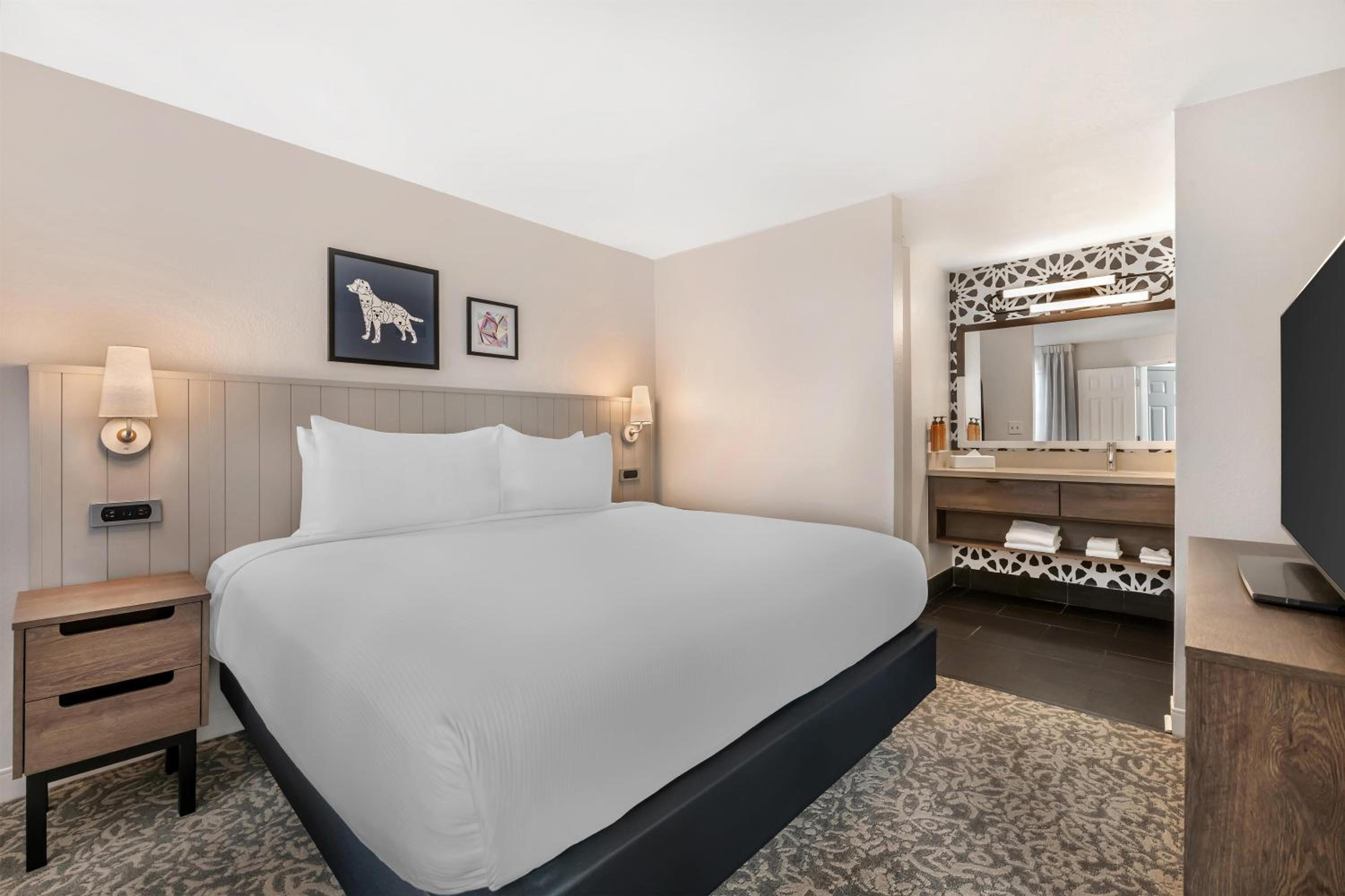 One Bedroom Suite - Pool Area