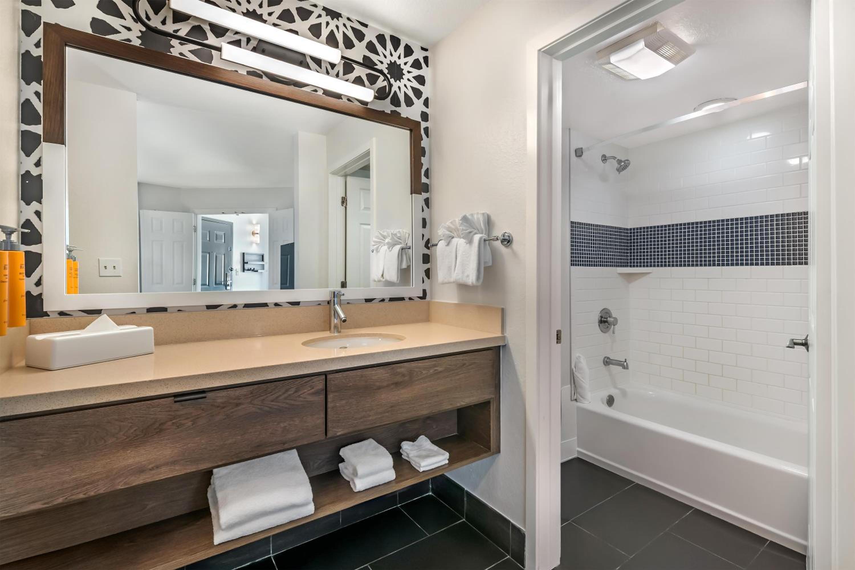 Two Bedroom Suite - King + 2 Doubles - Pool Area thumbnail 5