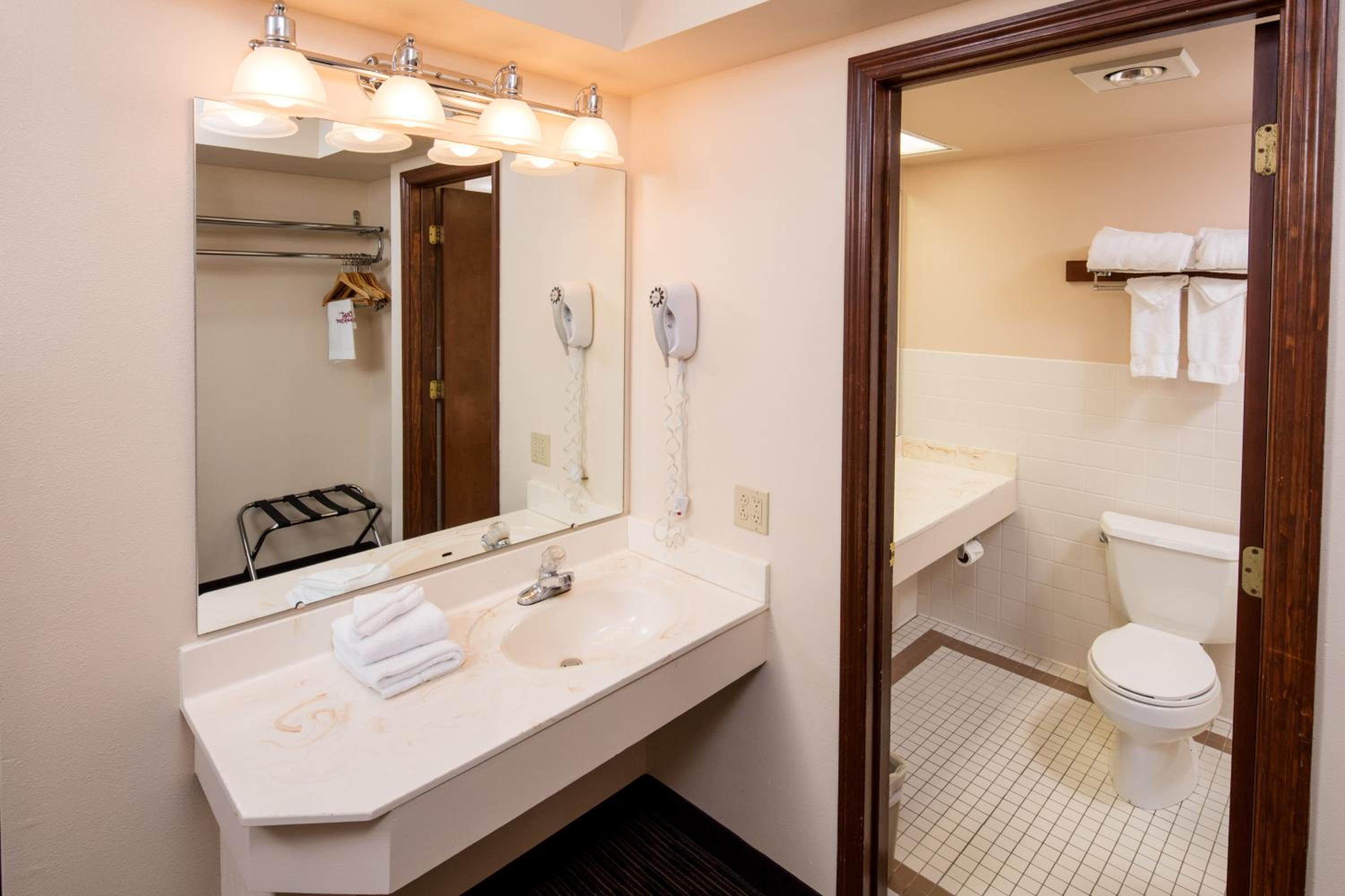 Premier Room with Two Queen Beds - Court Side 1 photo 2