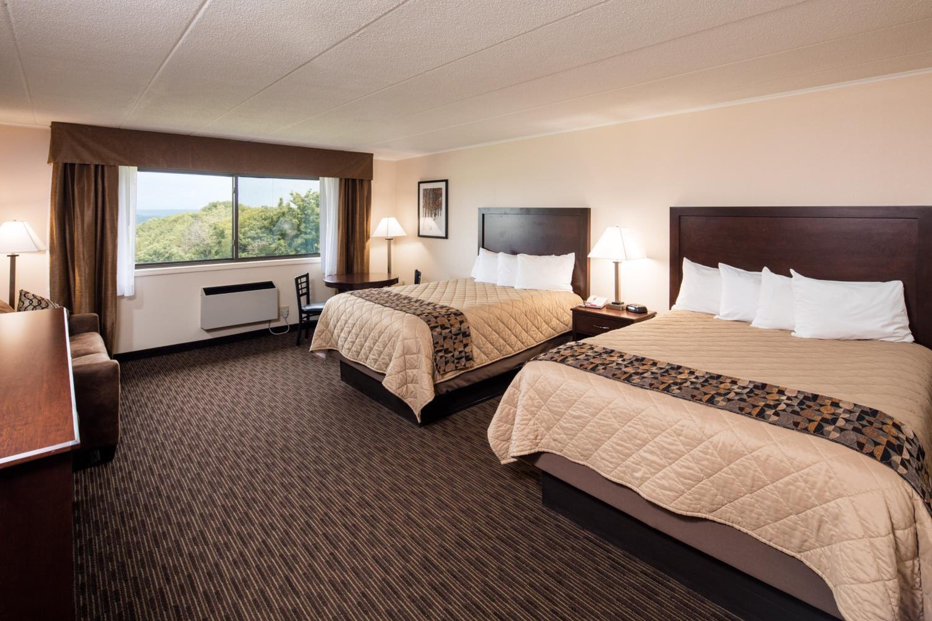 Premier Room with Two Queen Beds - Court Side 1 photo 3