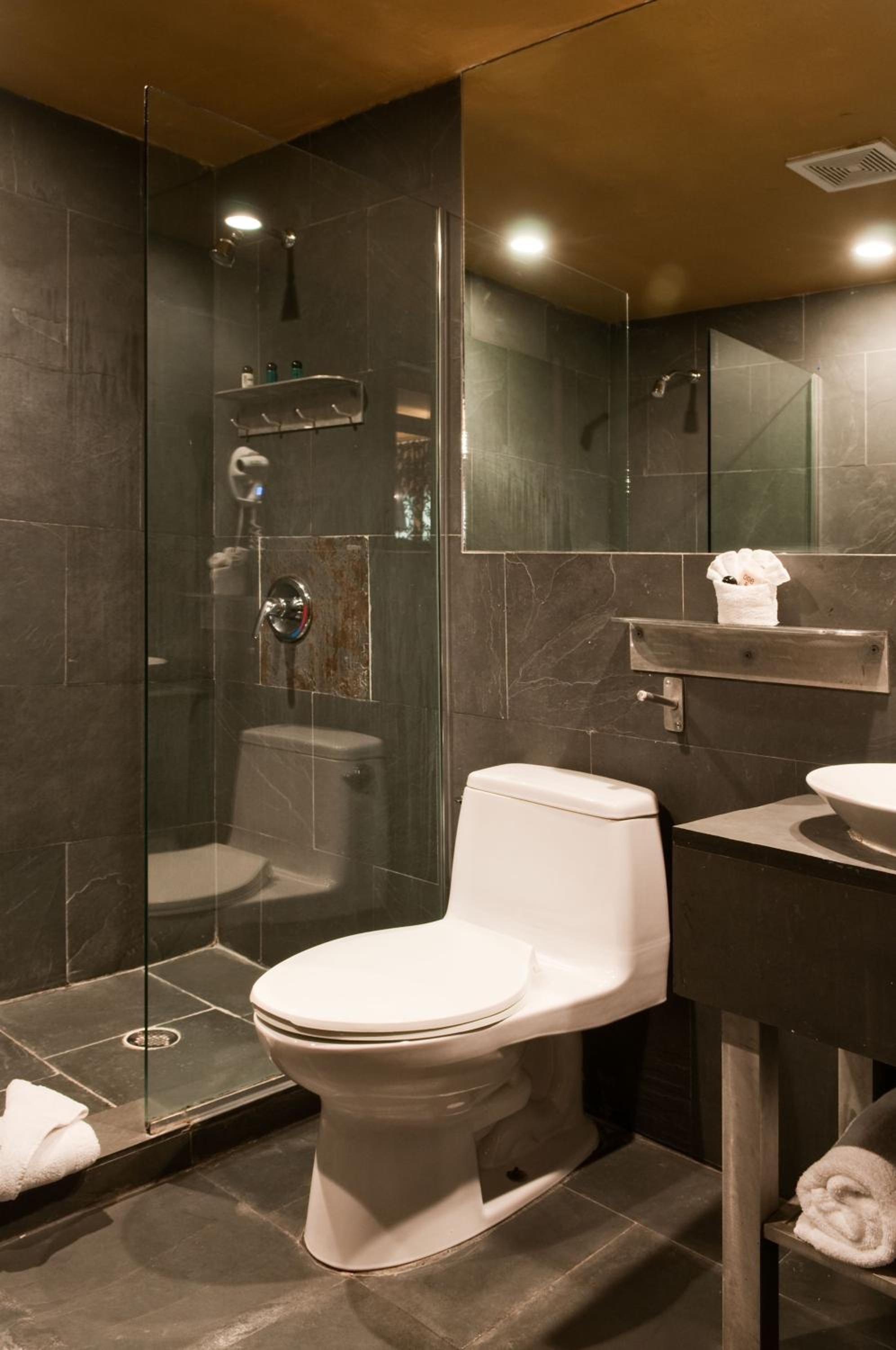 Standard Double Room - Photo 13