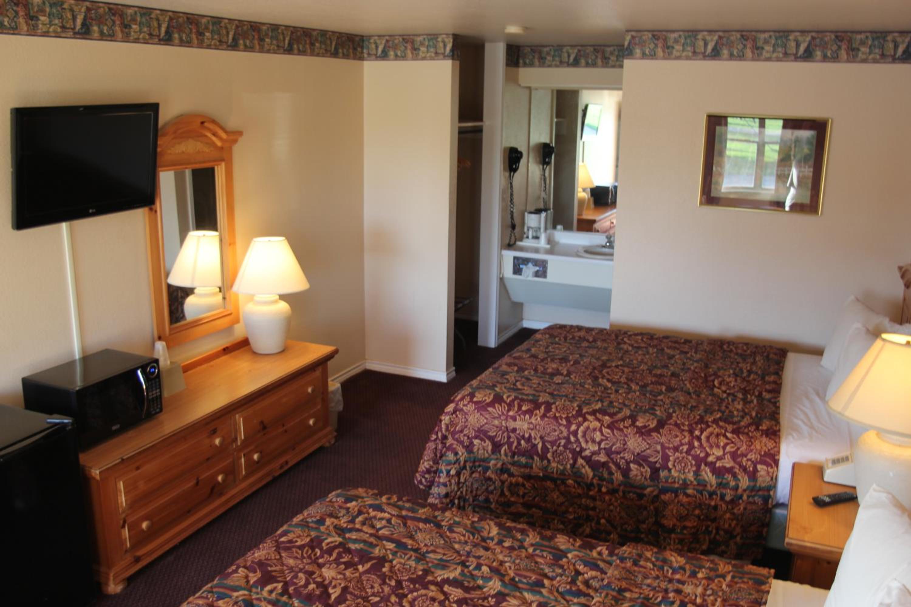 2 Queen Beds Non-Smoking photo 2