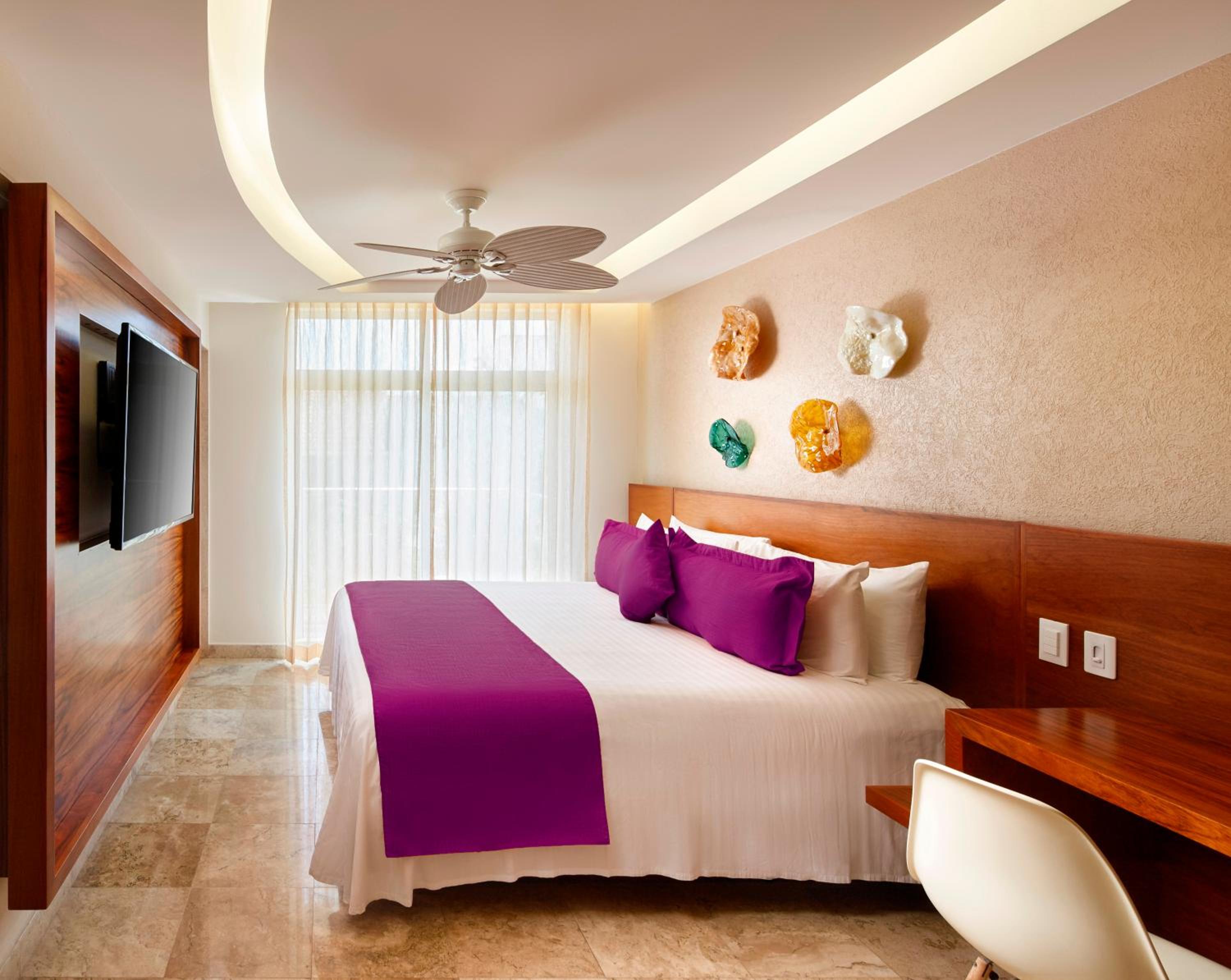 Deluxe King Room - Photo 5