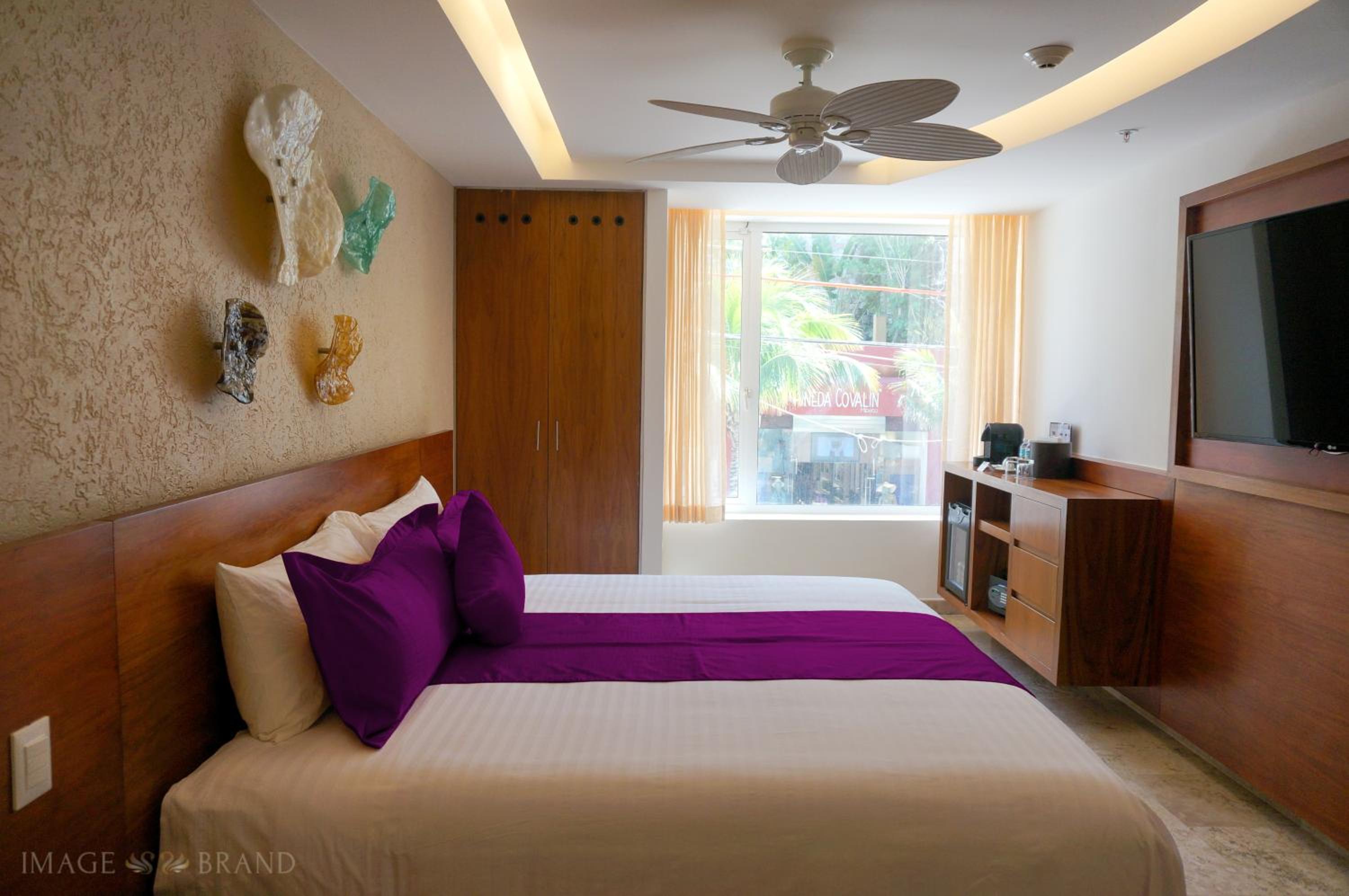 Deluxe Suite with Spa Bath - Photo 2
