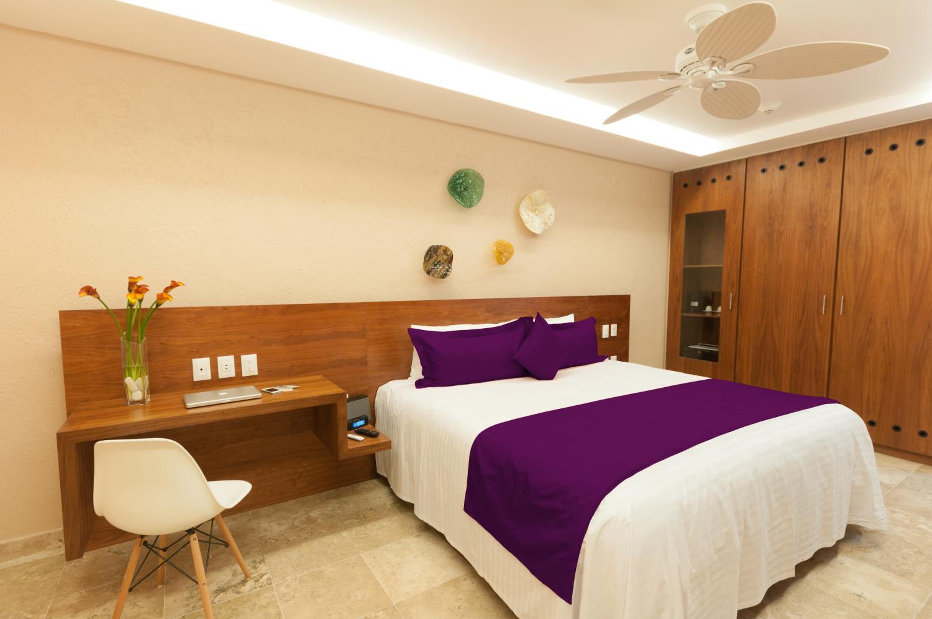 Deluxe King Room - Photo 3
