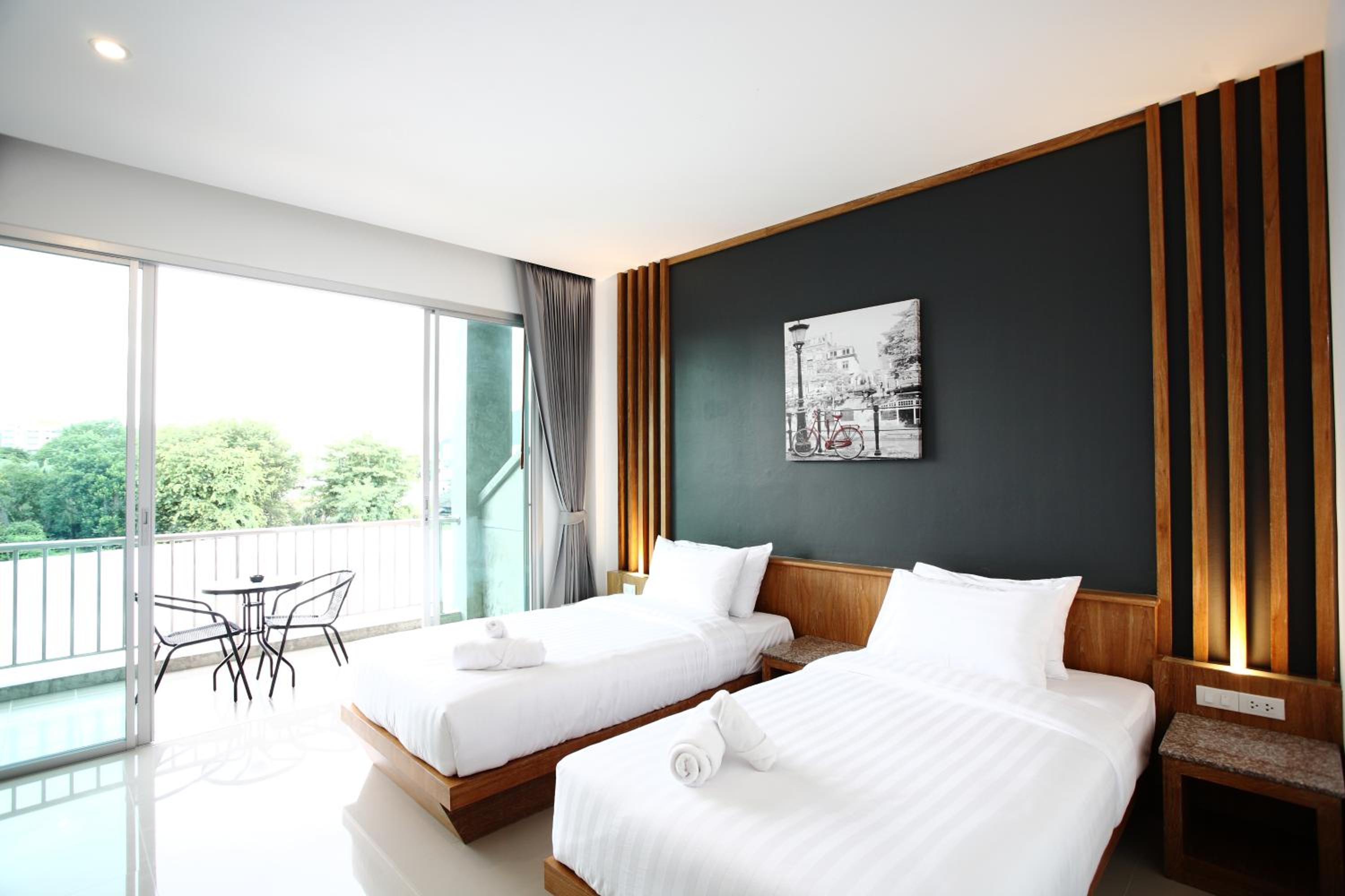 Twin Room with City View - Photo 2
