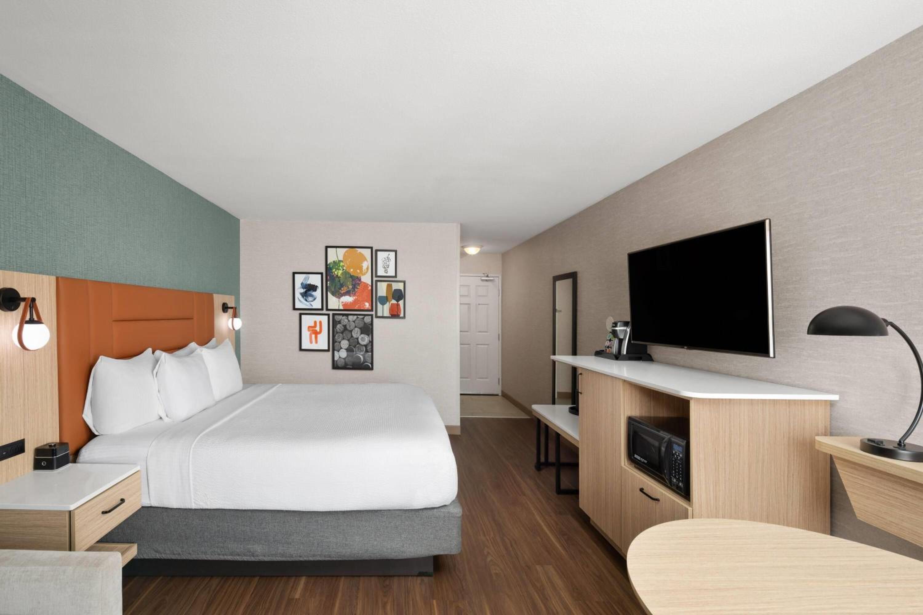 Deluxe King Room - Photo 2