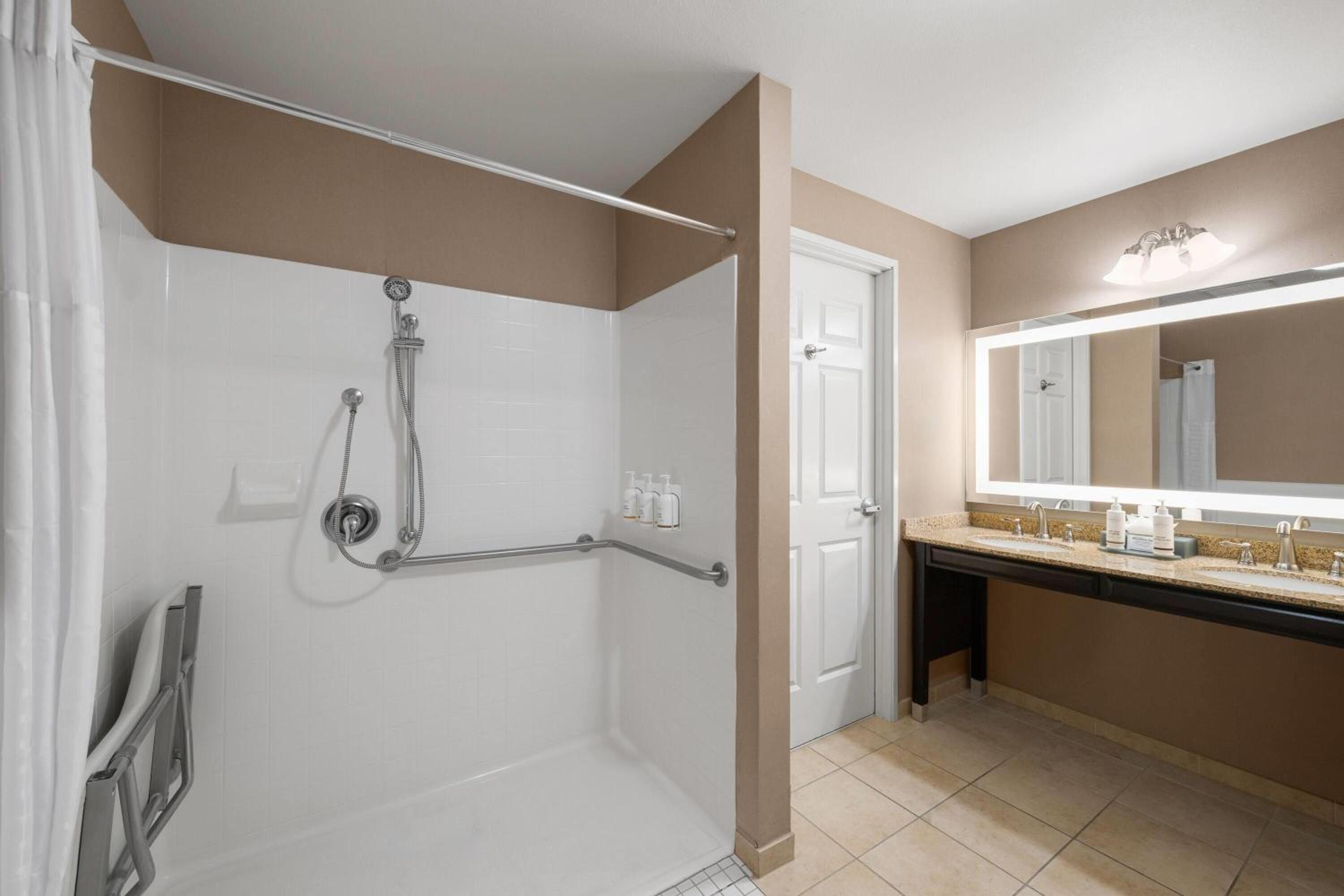 1 King Bed, Mobility/Hearing Impaired Accessible Executive Room, Non-Smoking - Photo 2