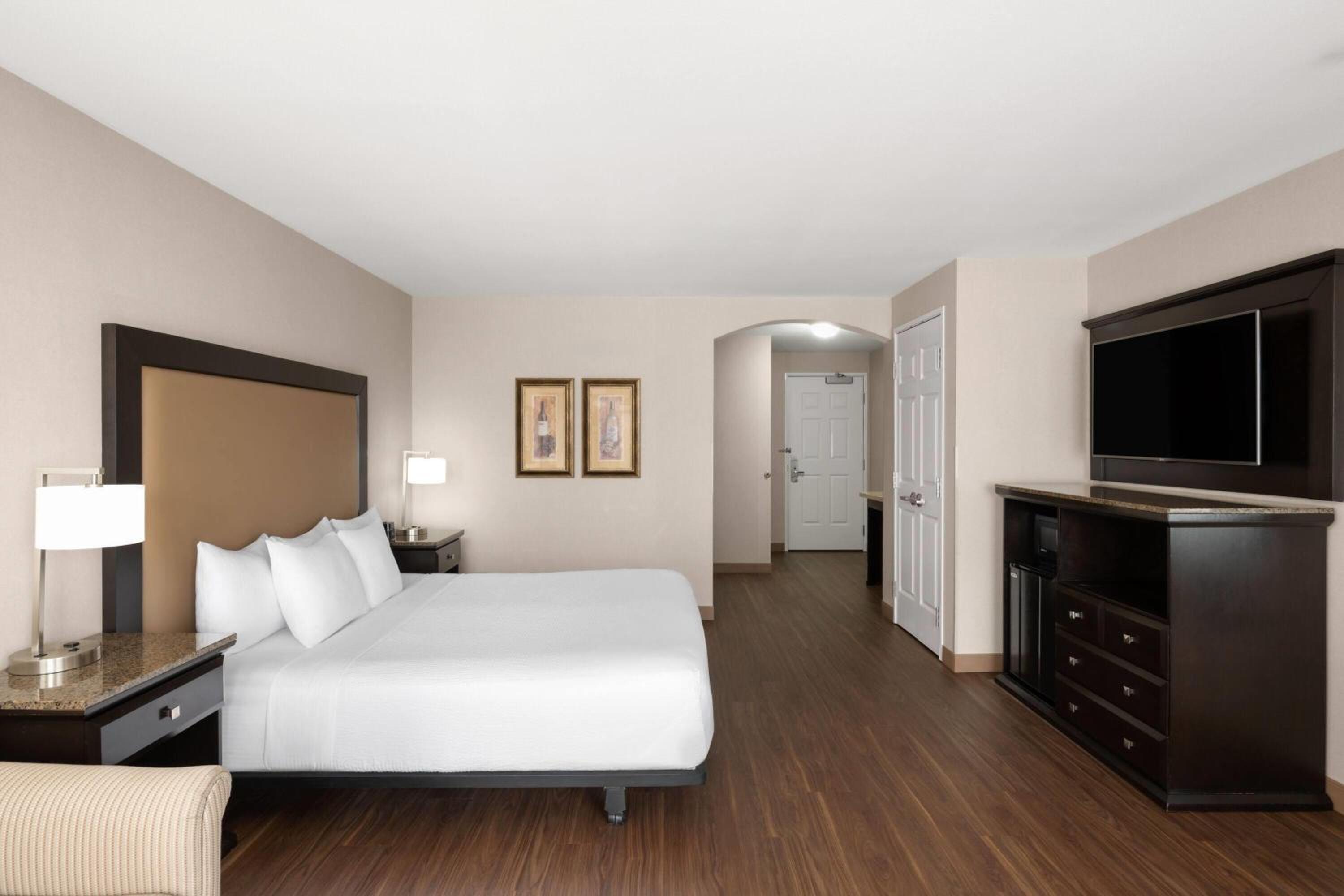 1 King Bed, Mobility/Hearing Impaired Accessible Executive Room, Non-Smoking - Photo 3