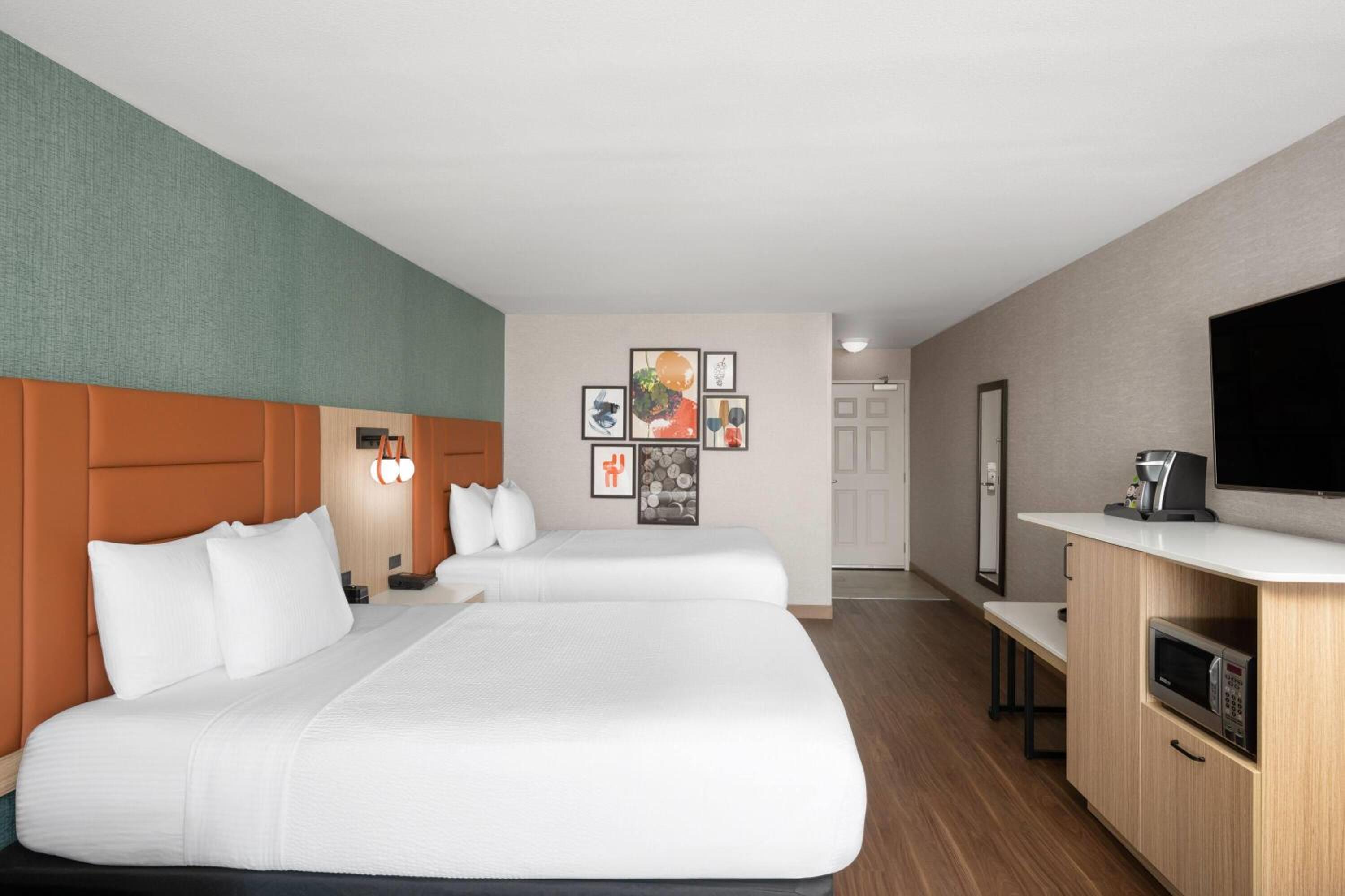Executive Queen Room with Two Queen Beds - Non-Smoking - Photo 3