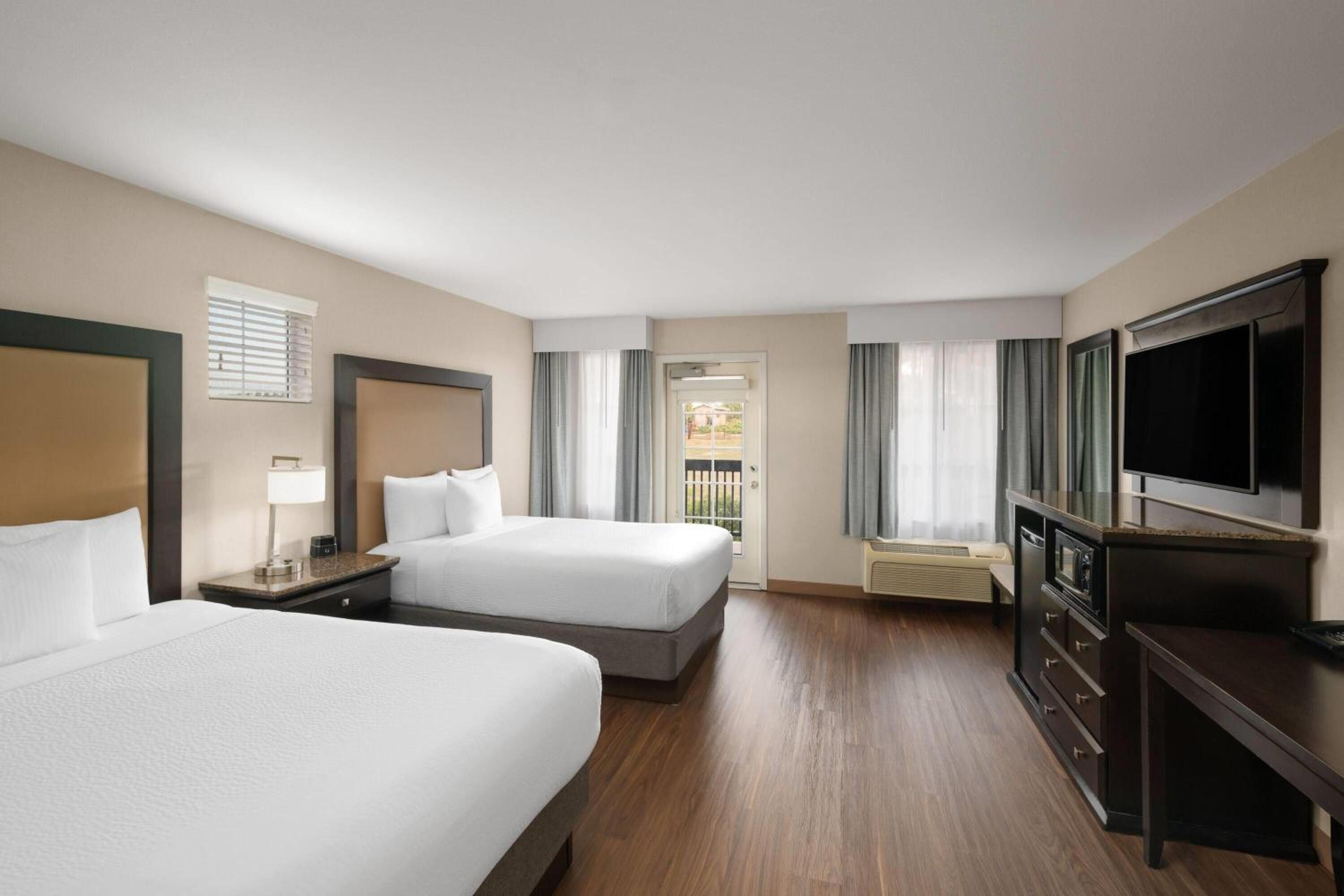 2 Queen Beds, Executive Room with Balcony, Non-Smoking - Photo 2