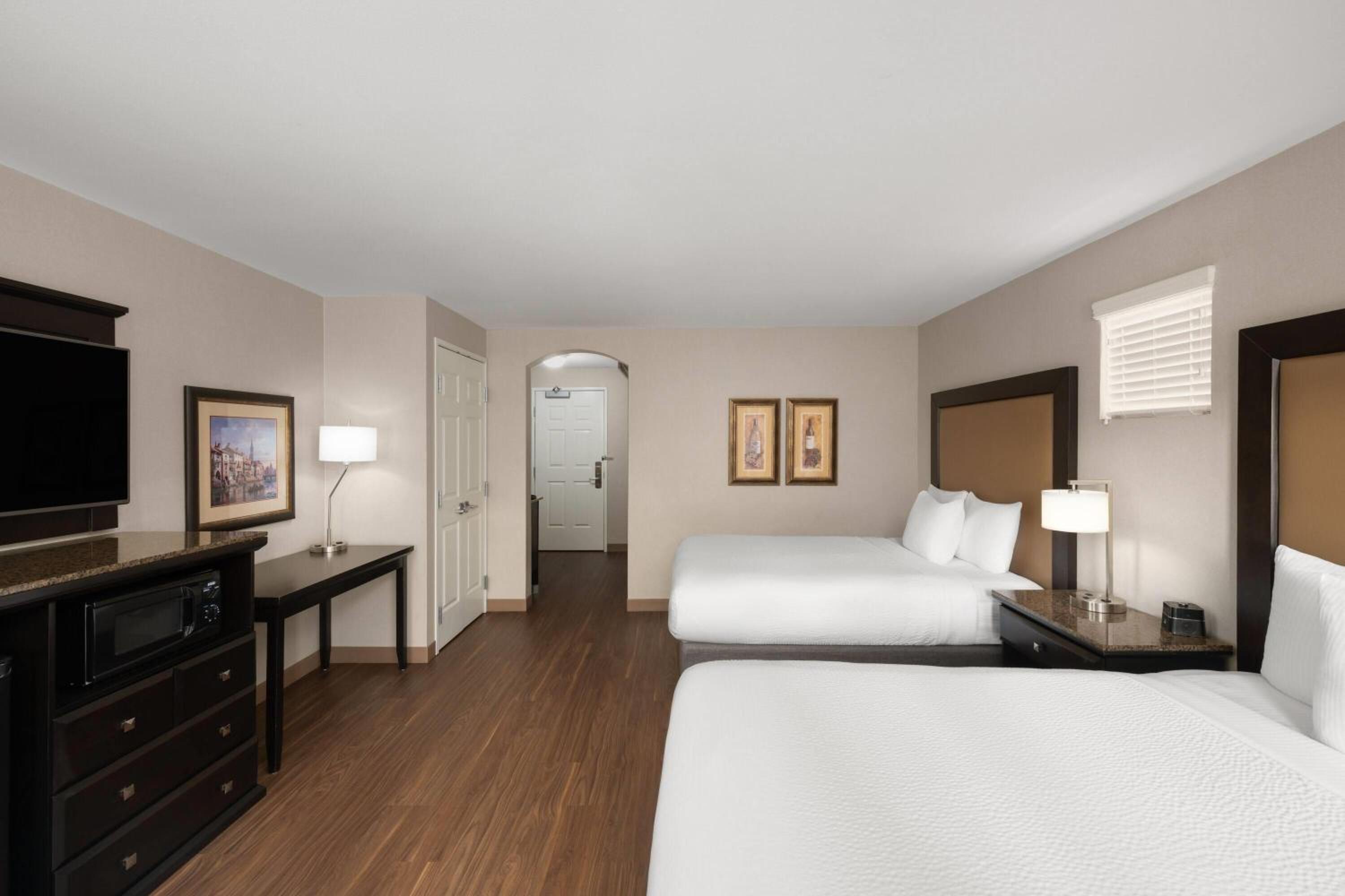 2 Queen Beds, Executive Room with Balcony, Non-Smoking - Photo 3