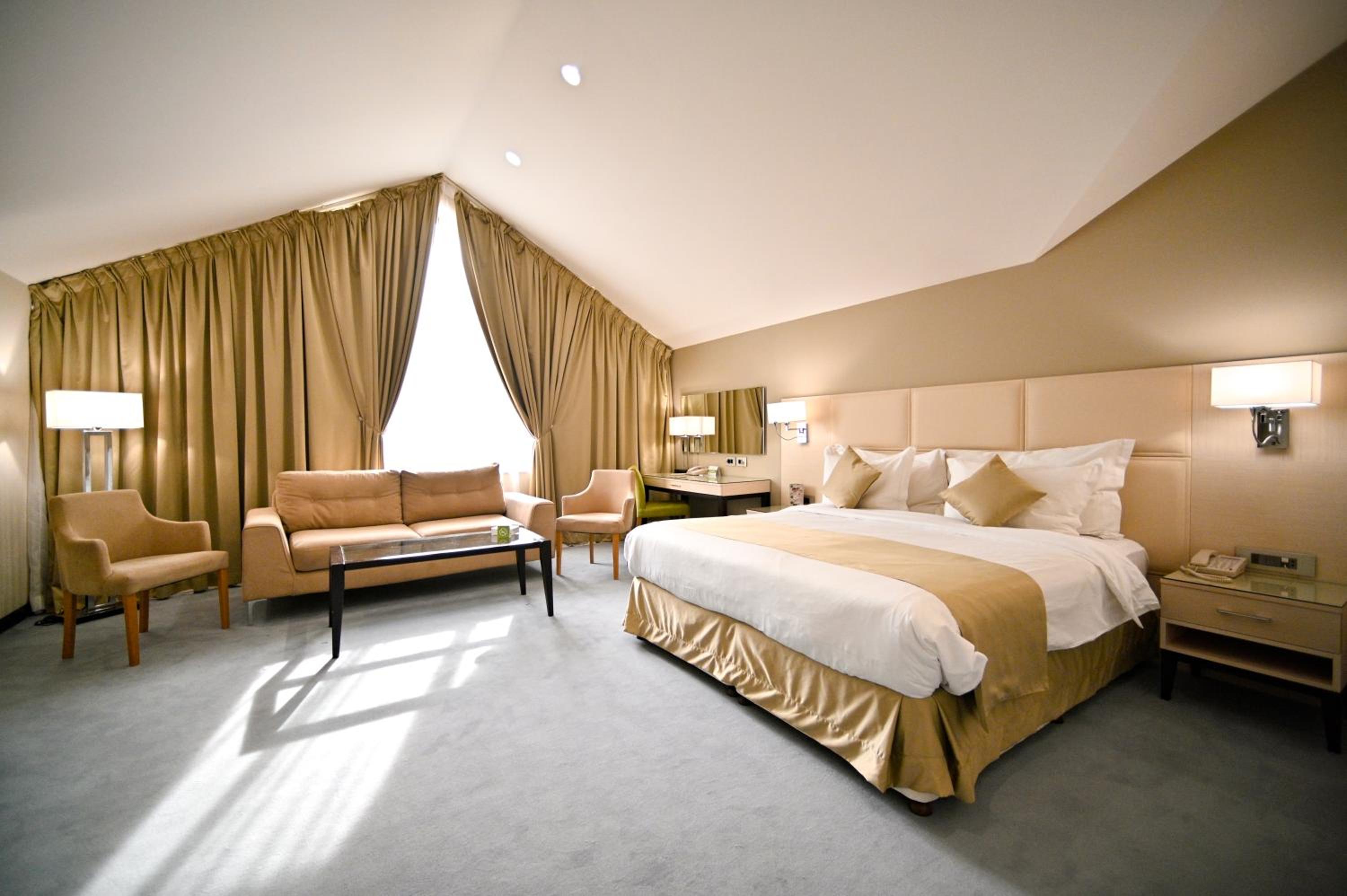 Deluxe Double Room (1 adult + 1 child)