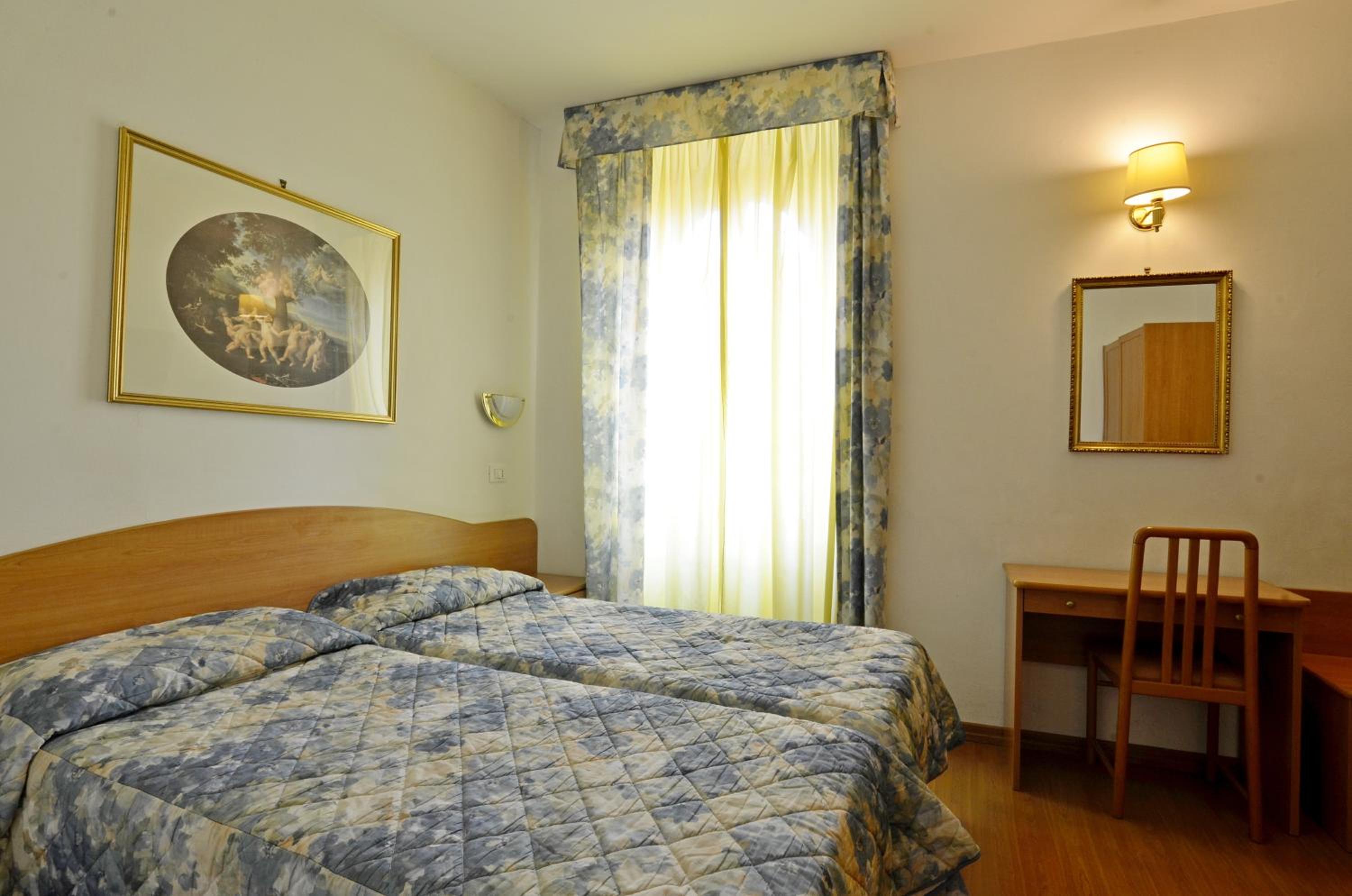 Twin/Double Room photo 3