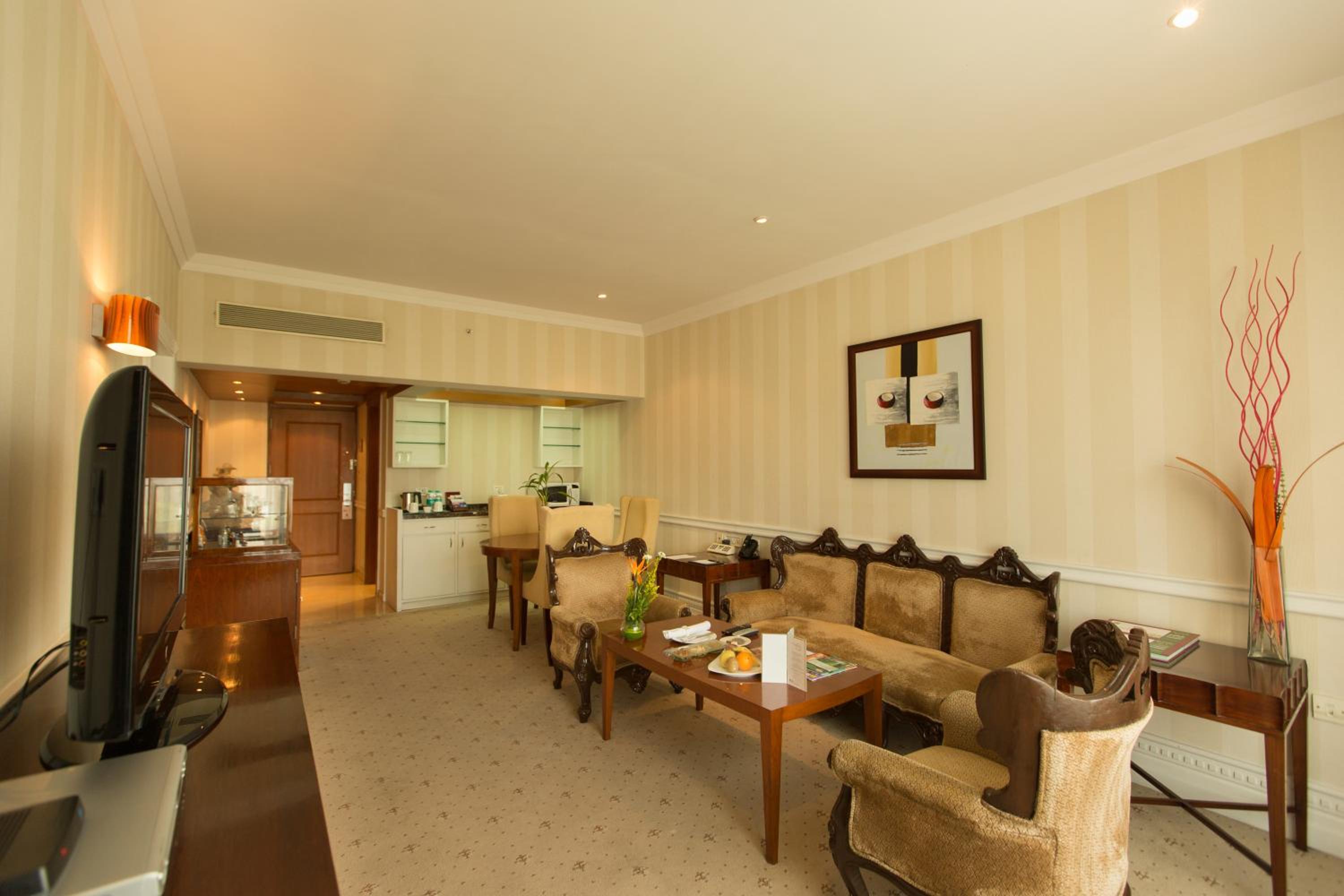 Executive Suite - Photo 4