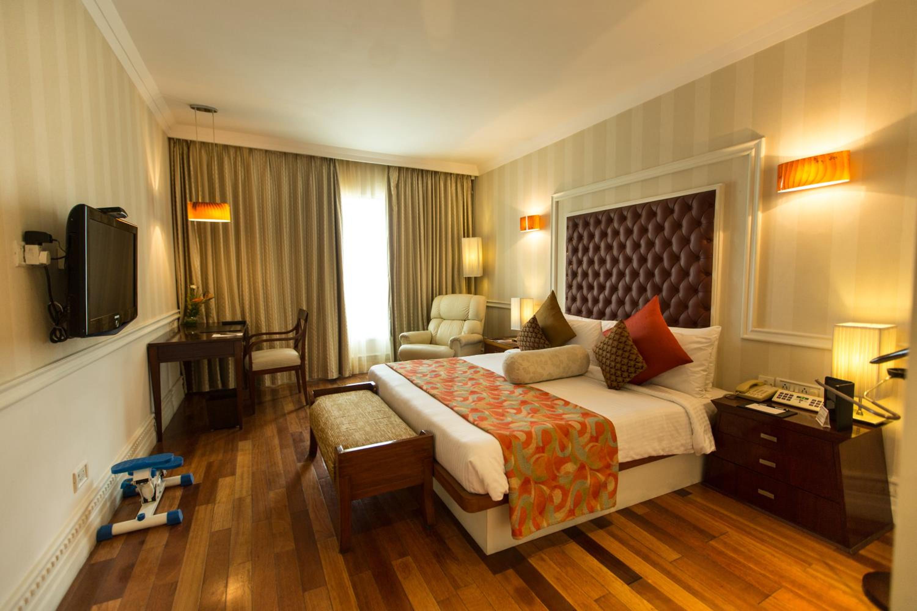 Executive Suite - Photo 3
