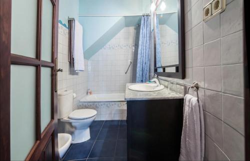 Twin Room with Private Bathroom photo 2