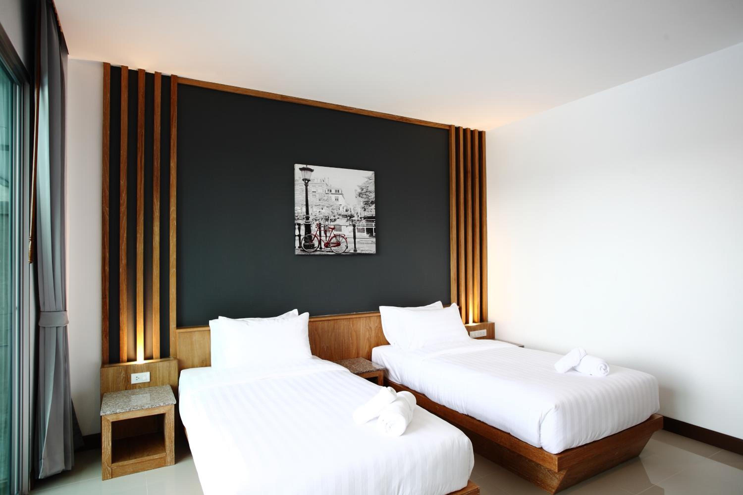 Twin Room with City View - Photo 4