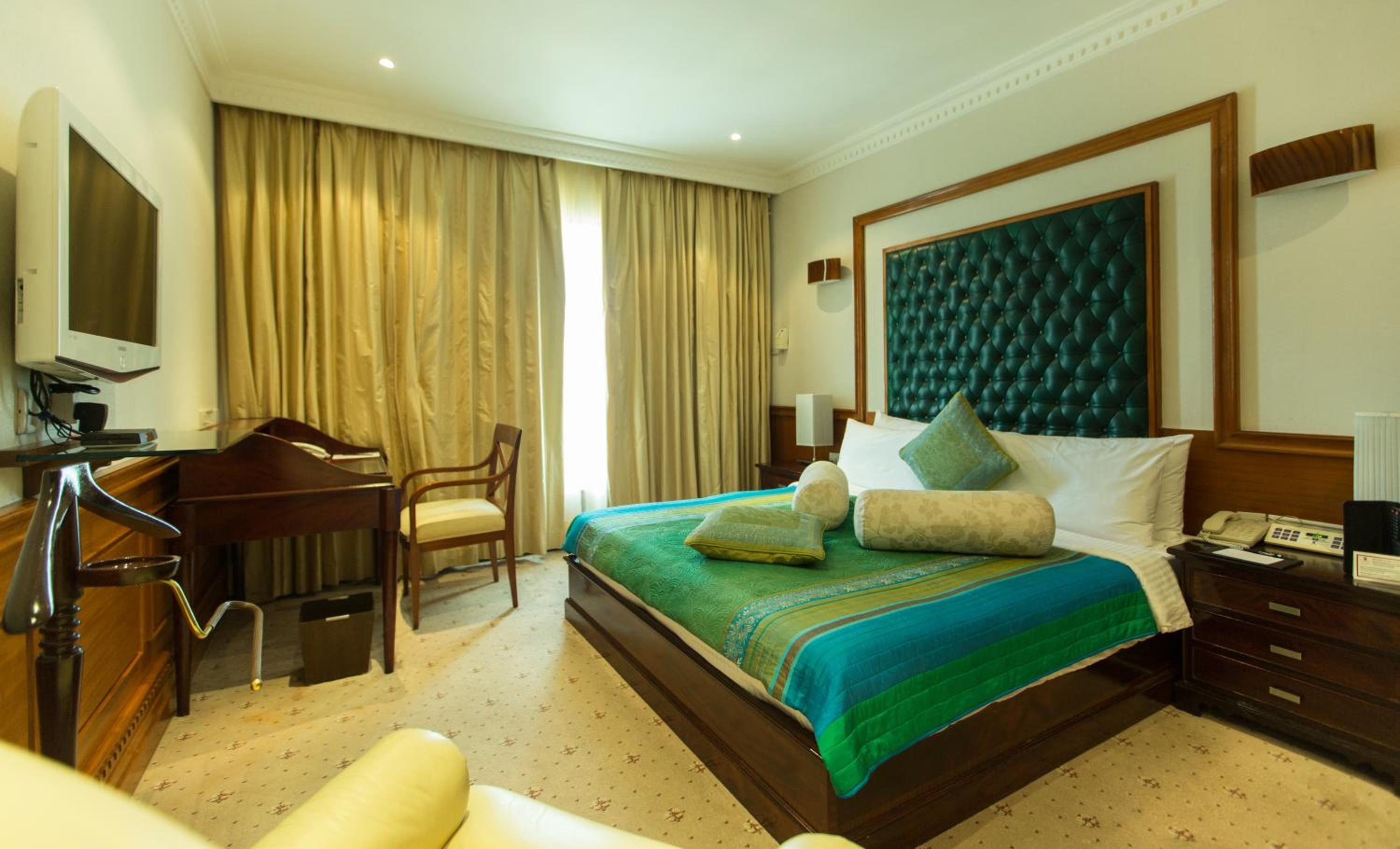 Executive Suite - Photo 2