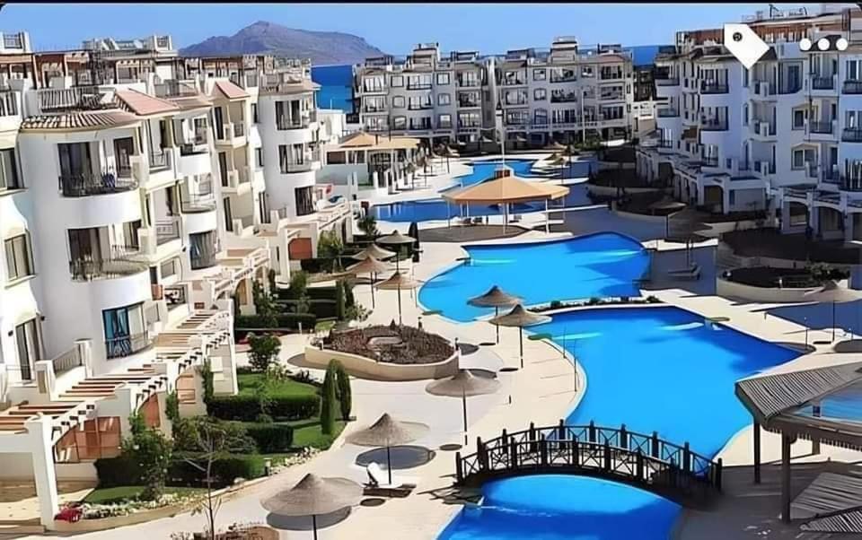 Two-Bedroom Apartment with Pool View photo 2