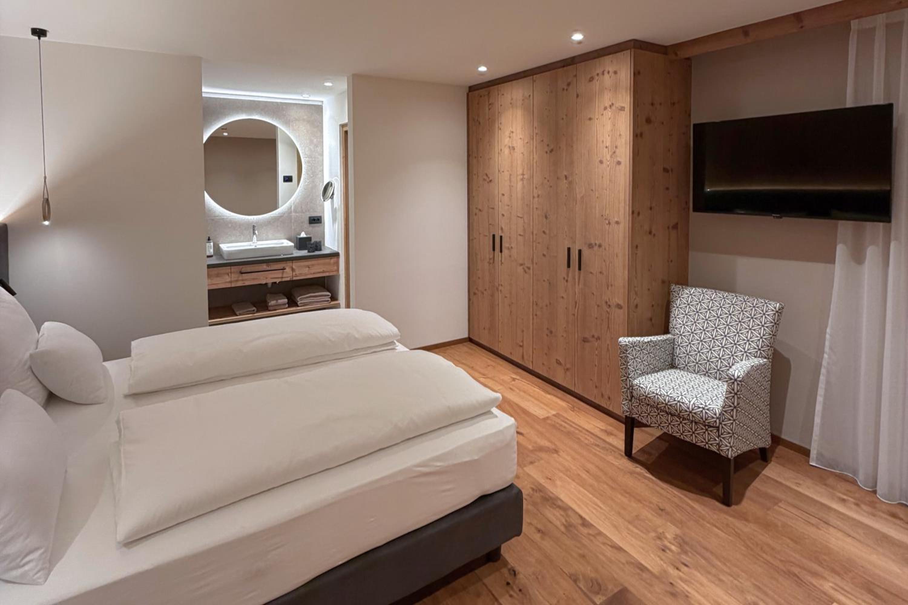 Deluxe King Suite photo 3