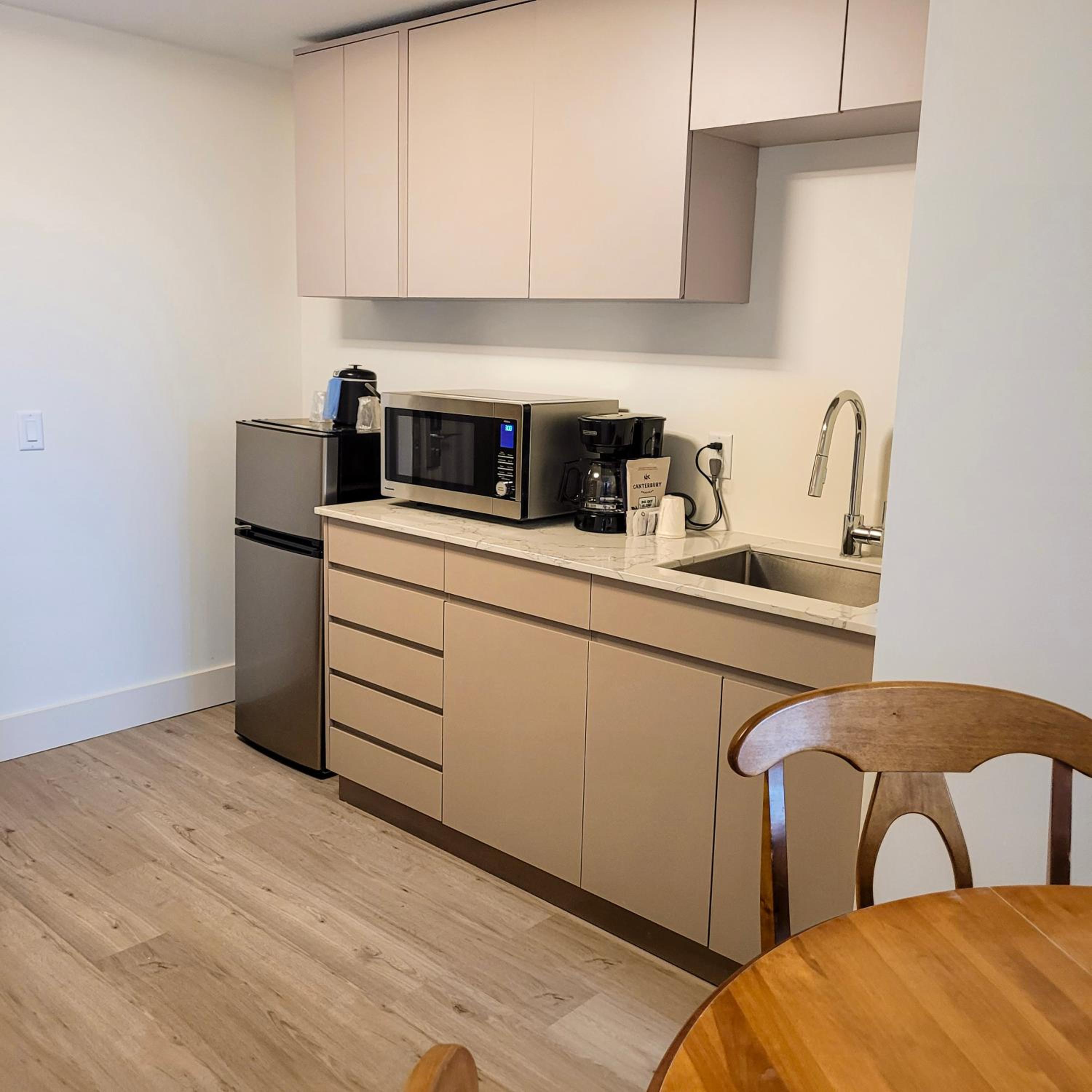 One bedroom Efficiency Suite, Queen Bed - Photo 9