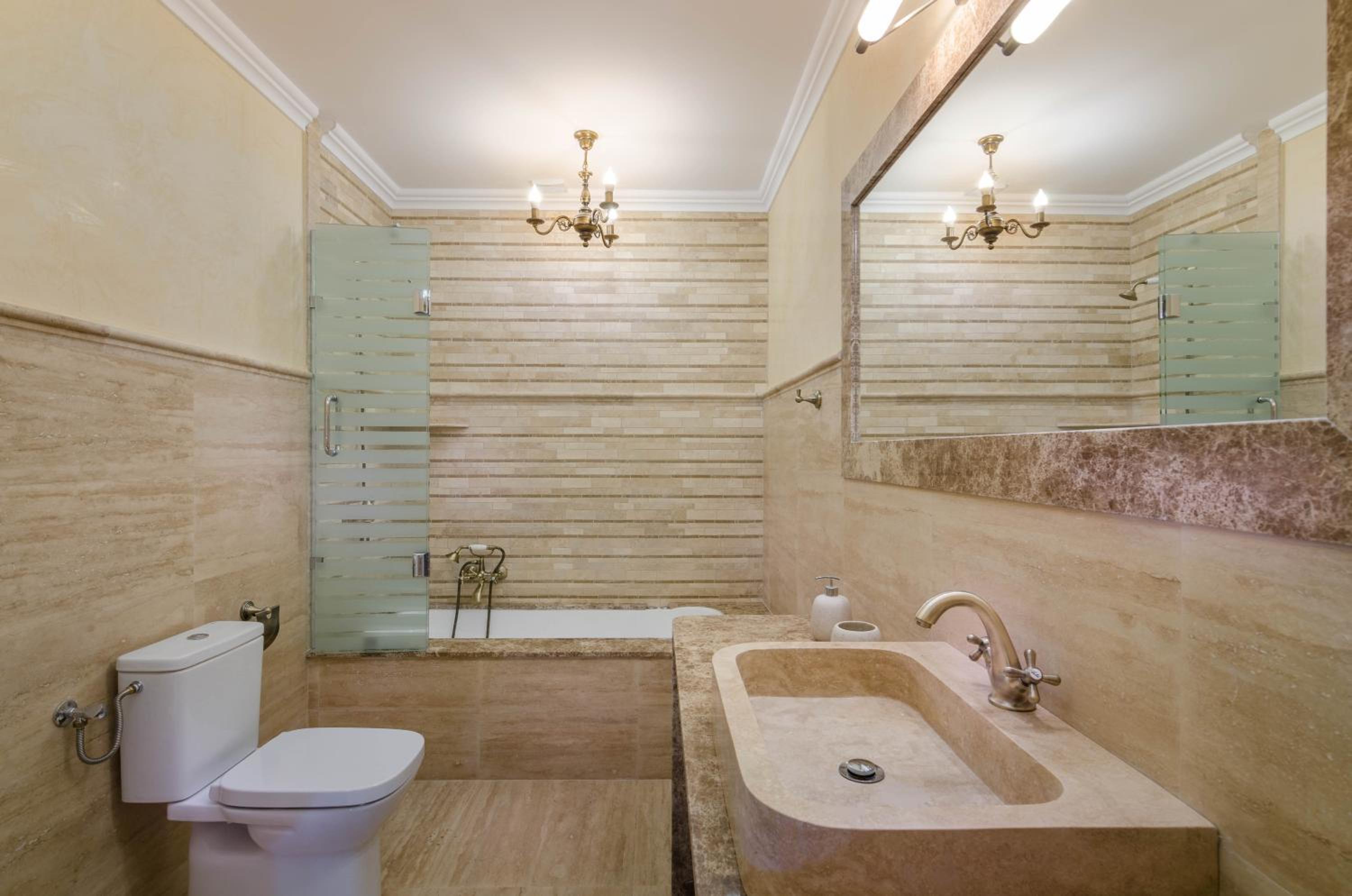 Deluxe Suite - Photo 6