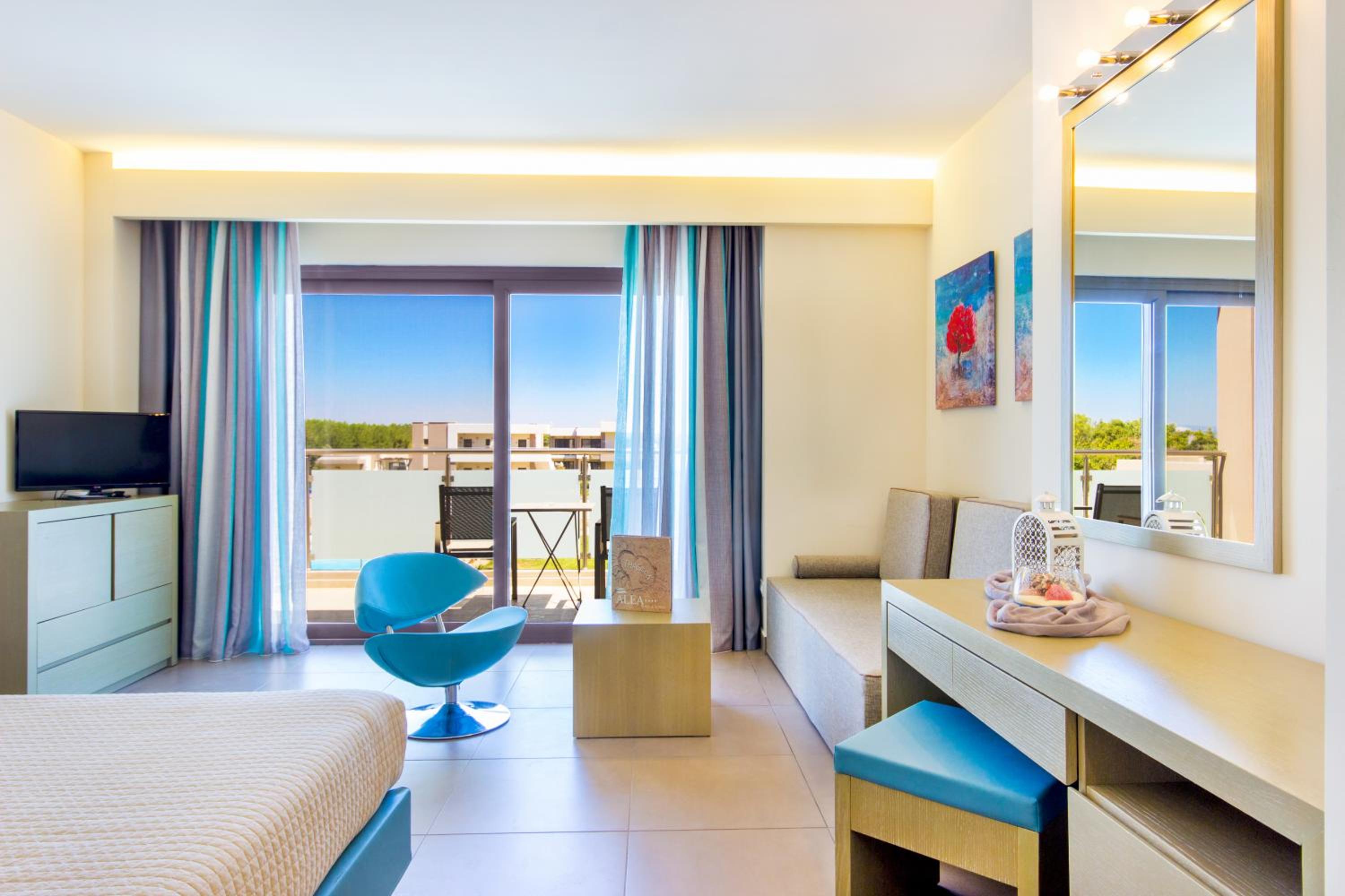 Junior Suite with Side Sea View photo 3