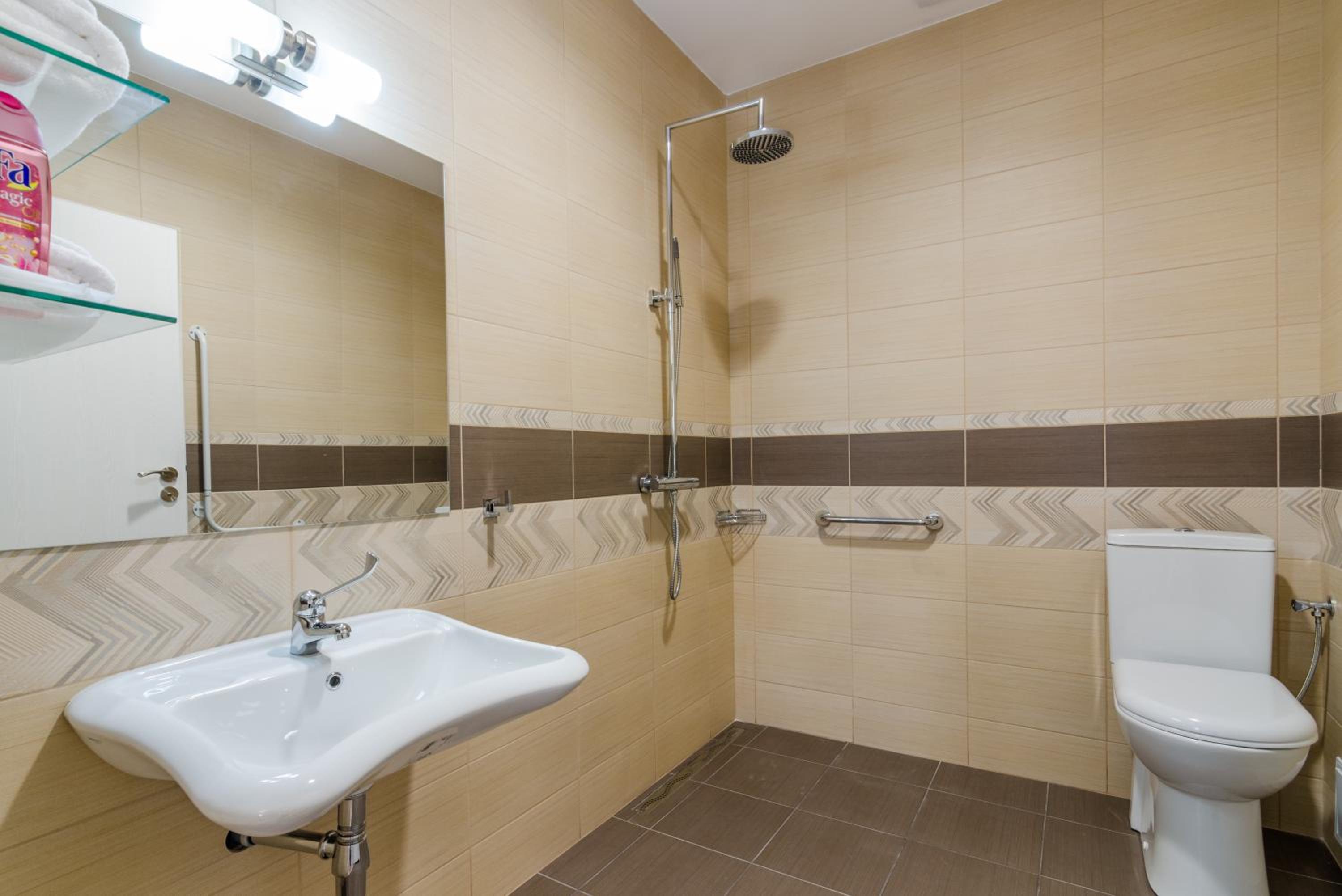 Double or Twin Room with Balcony - Photo 4