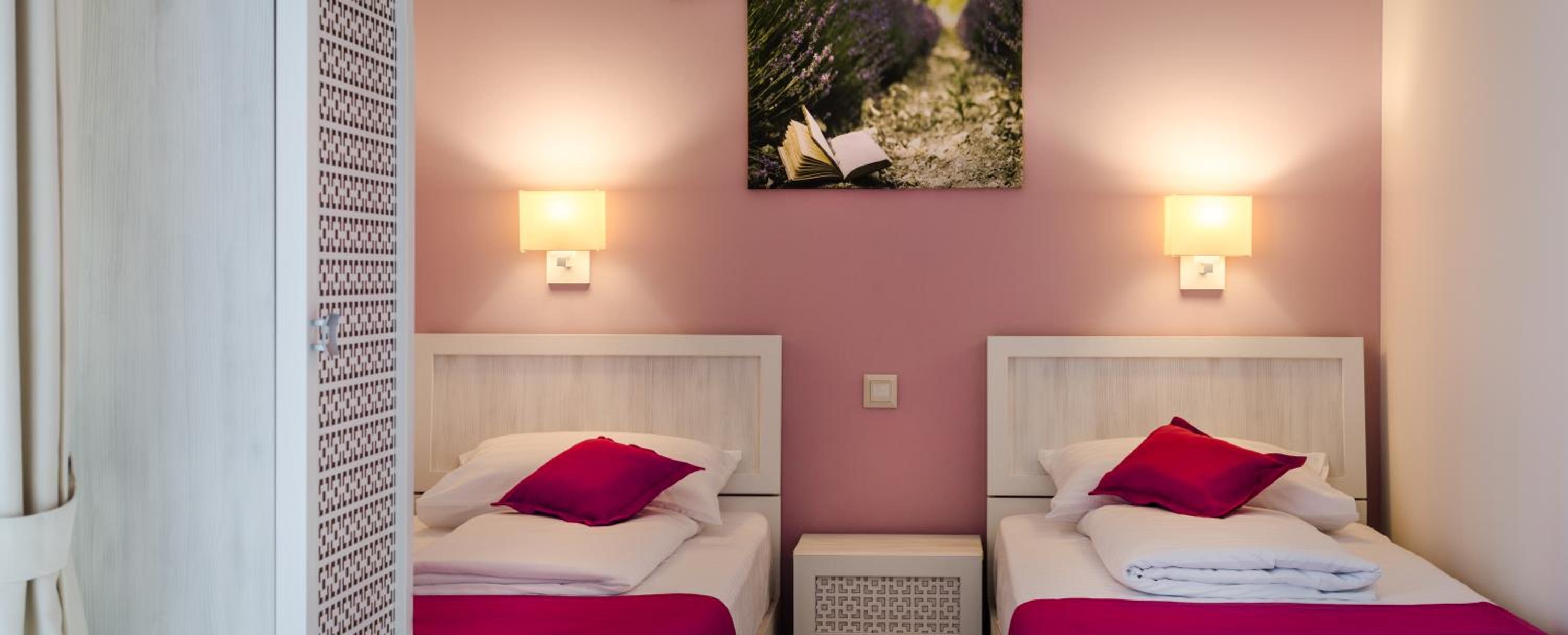 Double or Twin Room with Balcony - Photo 5
