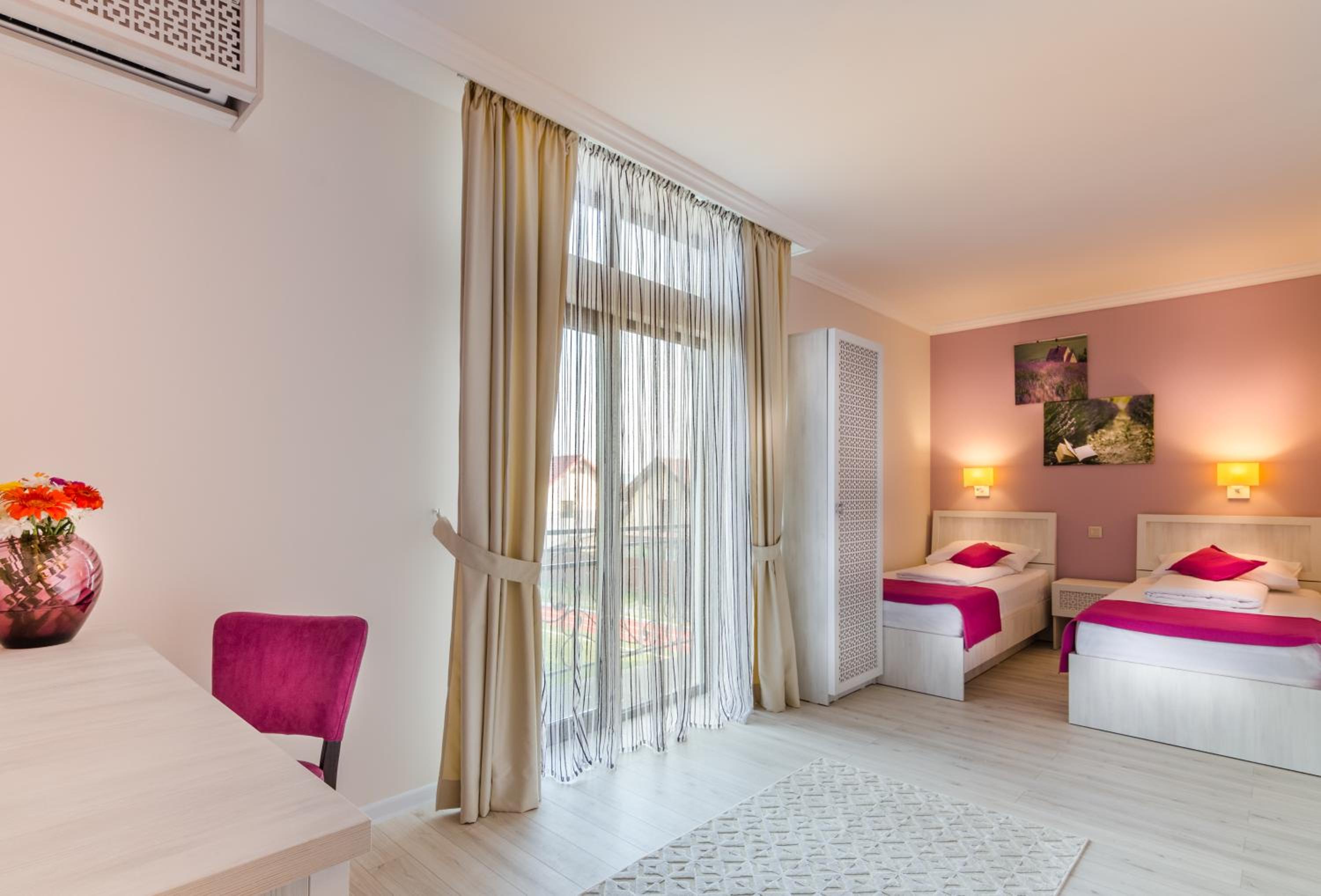 Double or Twin Room with Balcony - Photo 6